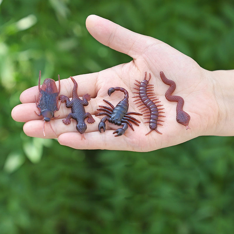 Combo 10 côn trùng gián hoặc rết - Đồ chơi mô phỏng gián bằng nhựa