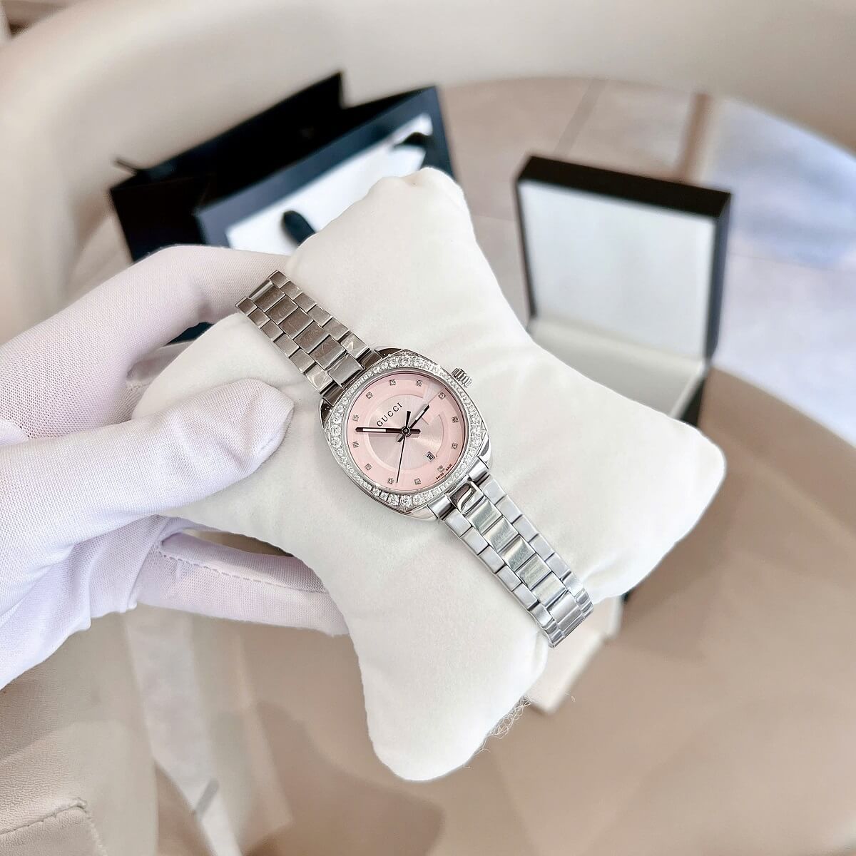Đồng Hồ Nữ Gucci Mặt Hồng Đính Đá Size 29mm Dây Kim Loại Màu Bạc Kính Sapphire