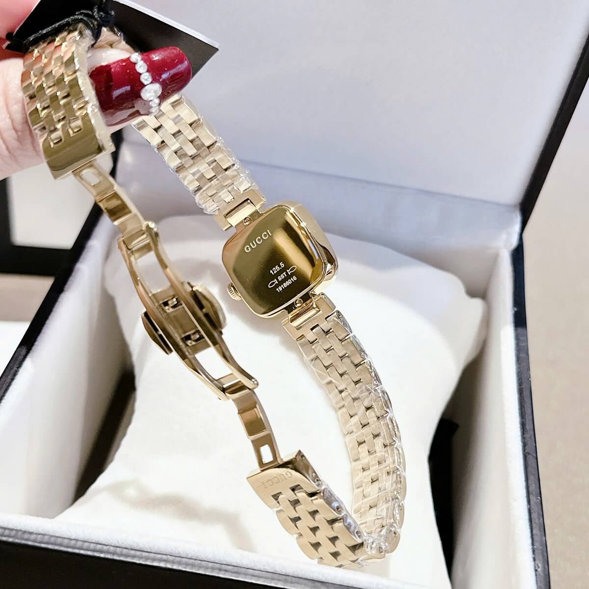 Đồng Hồ Nữ Gucci Mặt Vuông Đen Đính Đá Size 28mm Dây Kim Loại Màu Vàng