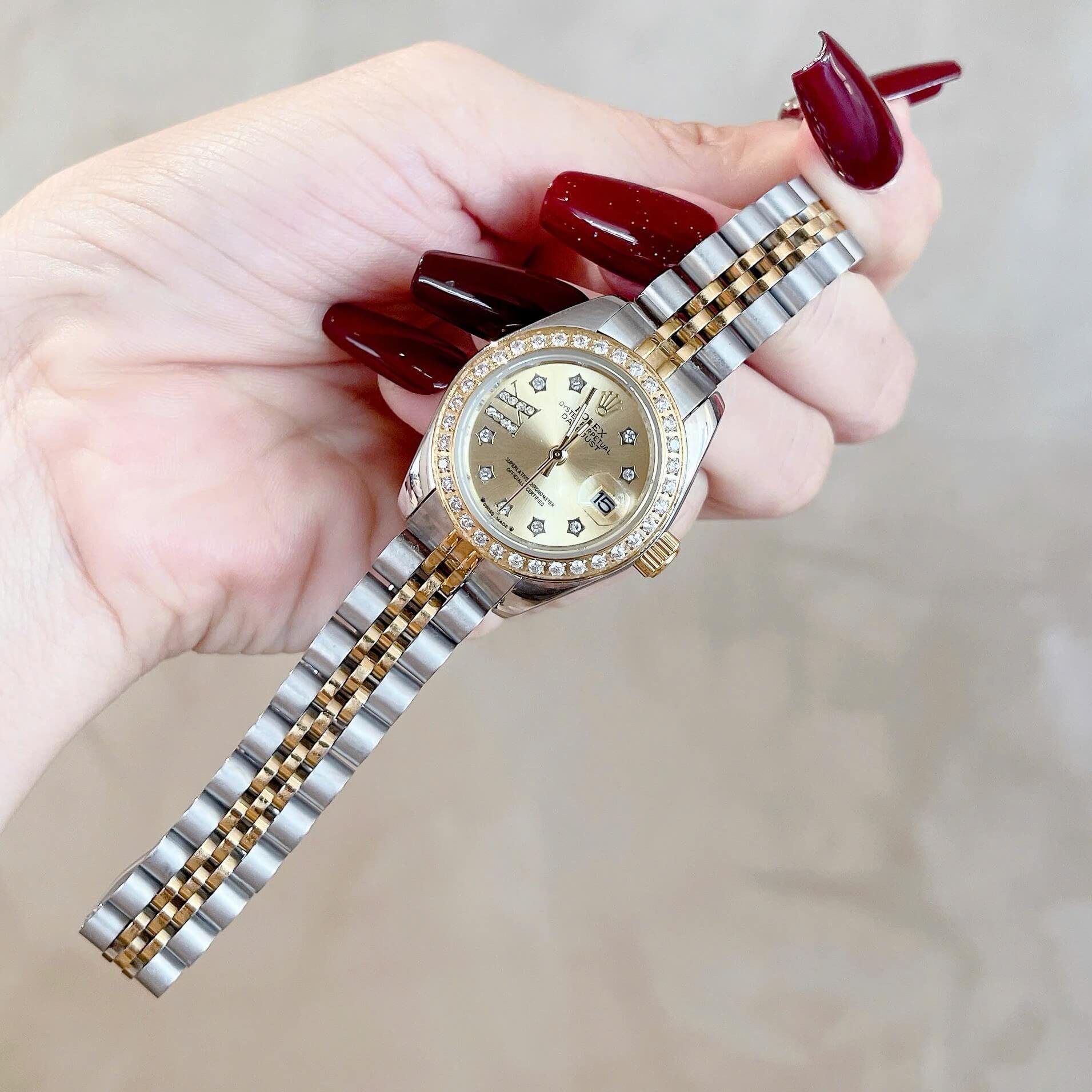 Đồng Hồ Rolex Datejust Nữ Size 28mm Dây Thép Demi Mặt Vàng Máy Pin Niềng Đính Đá
