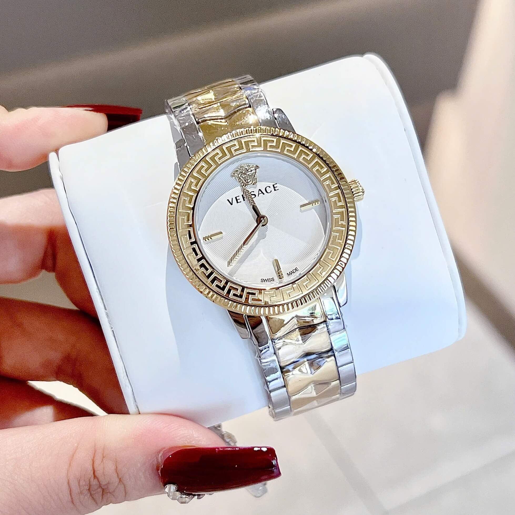 Đồng Hồ Nữ Versace Tribute Dây Thép Demi Vàng Mặt Trắng Size 35mm Quartz