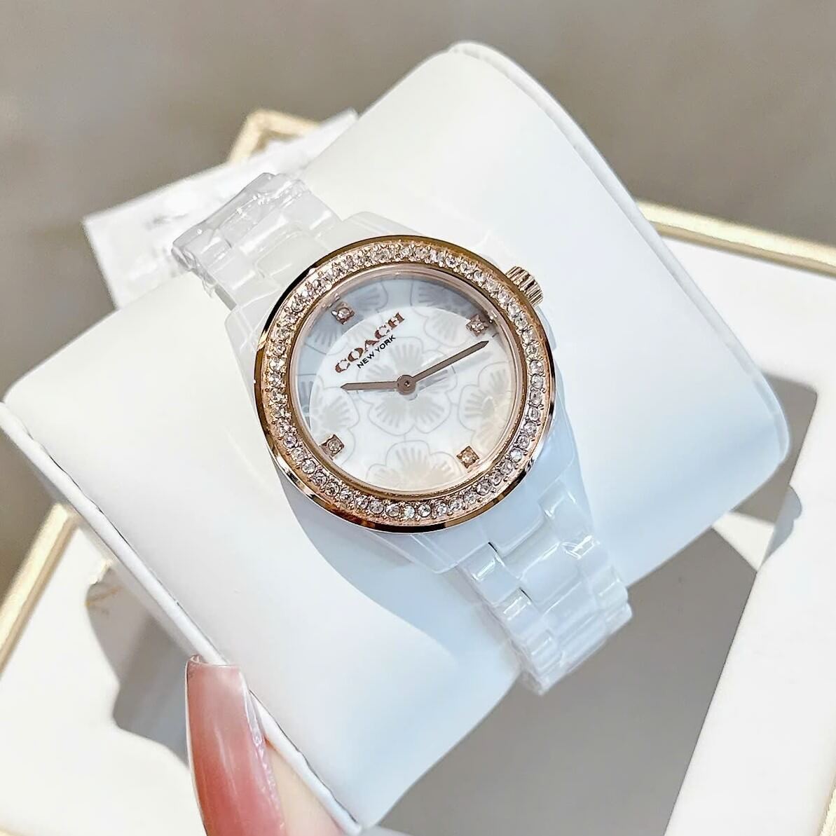 Đồng Hồ Nữ Coach Ceramic Trắng Viền Đá Mặt Họa Tiết Hoa Trà Size 33mm Vỏ Rose Quartz