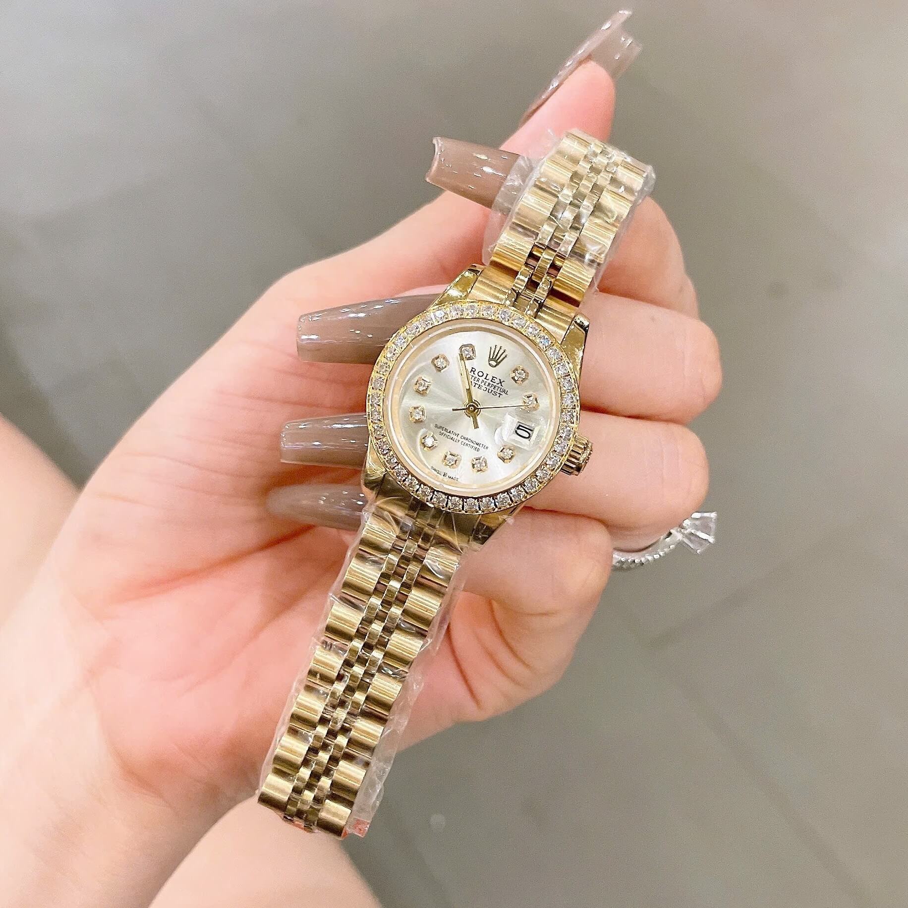 Đồng Hồ Rolex Datejust Nữ Size 28mm Dây Thép Vàng Mặt Trắng Niềng Đính Đá