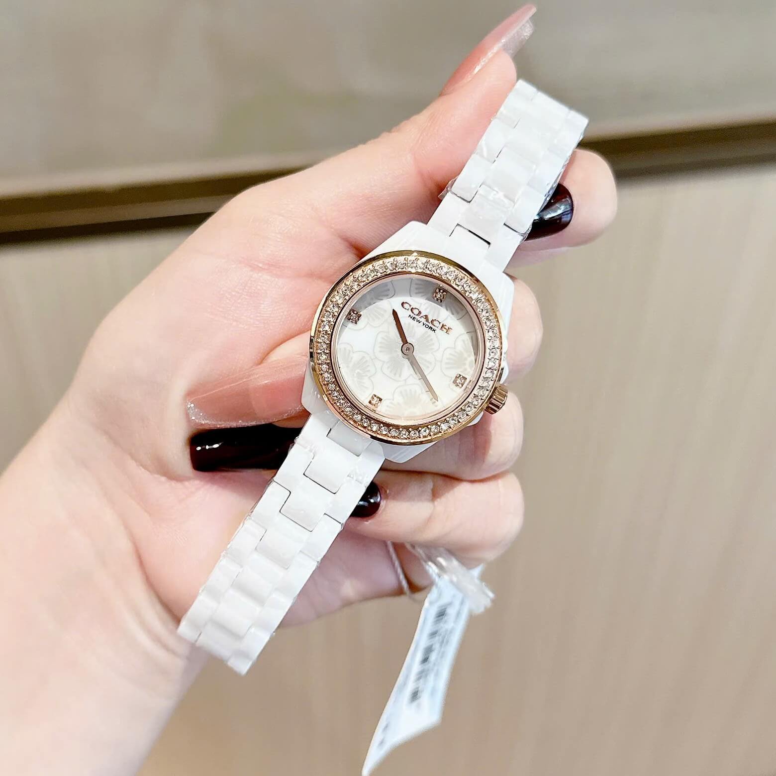 Đồng Hồ Nữ Coach Ceramic Trắng Viền Đá Mặt Họa Tiết Hoa Trà Size 33mm Vỏ Rose Quartz