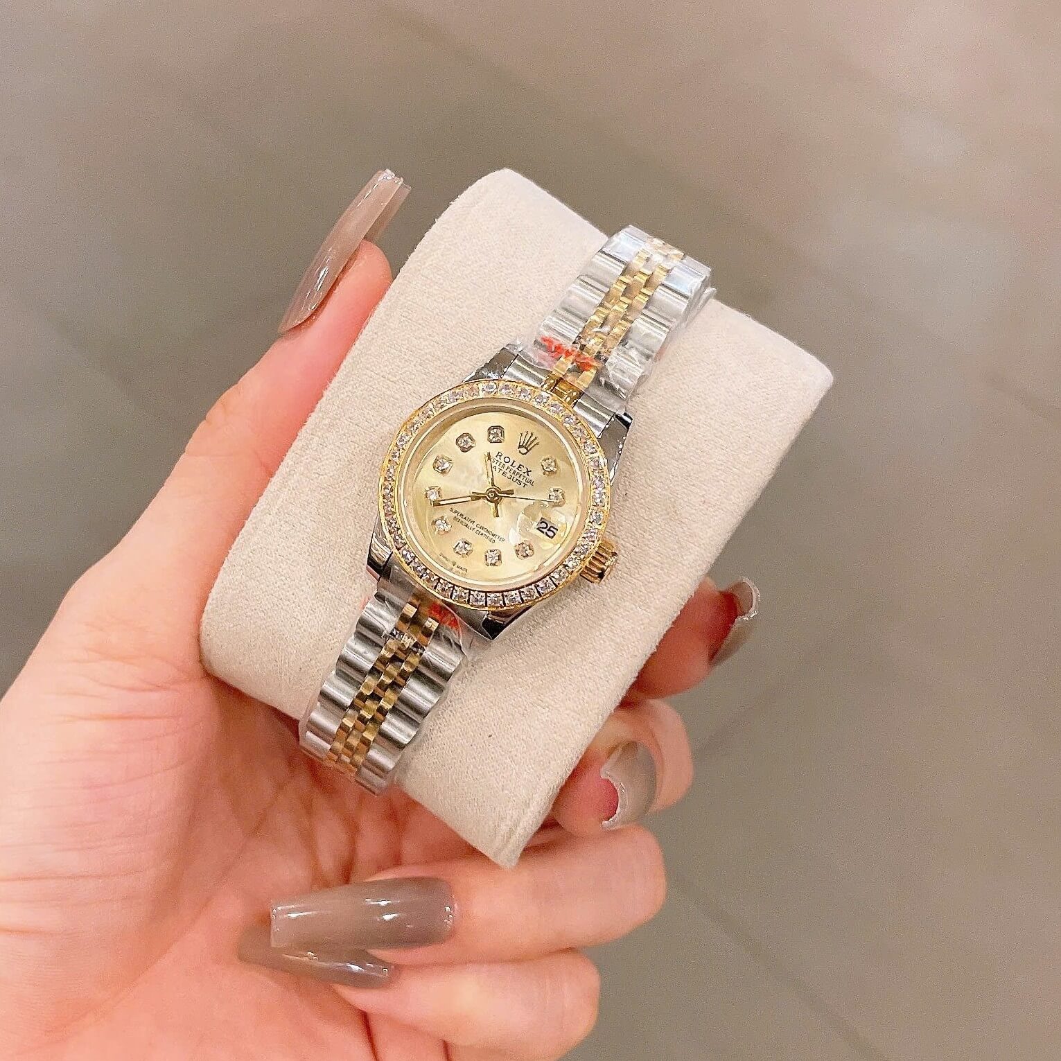 Đồng Hồ Rolex Datejust Nữ Size 28mm Dây Thép Demi Vàng Mặt Vàng Máy Pin Niềng Đá