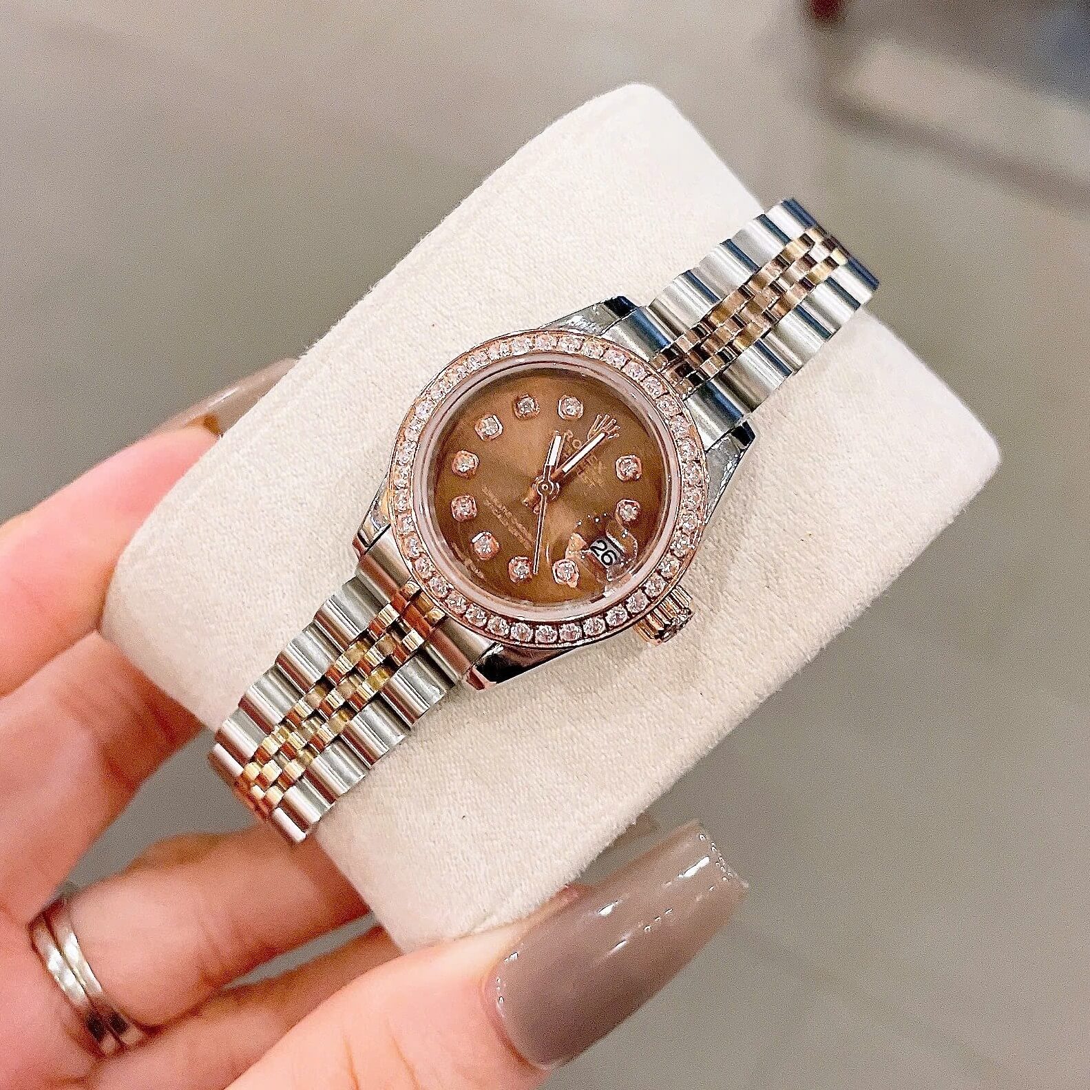 Đồng Hồ Rolex Datejust Nữ Size 28mm Dây Thép Demi Mặt Vàng Hồng Mặt Nâu Máy Pin Niềng Đính Đá