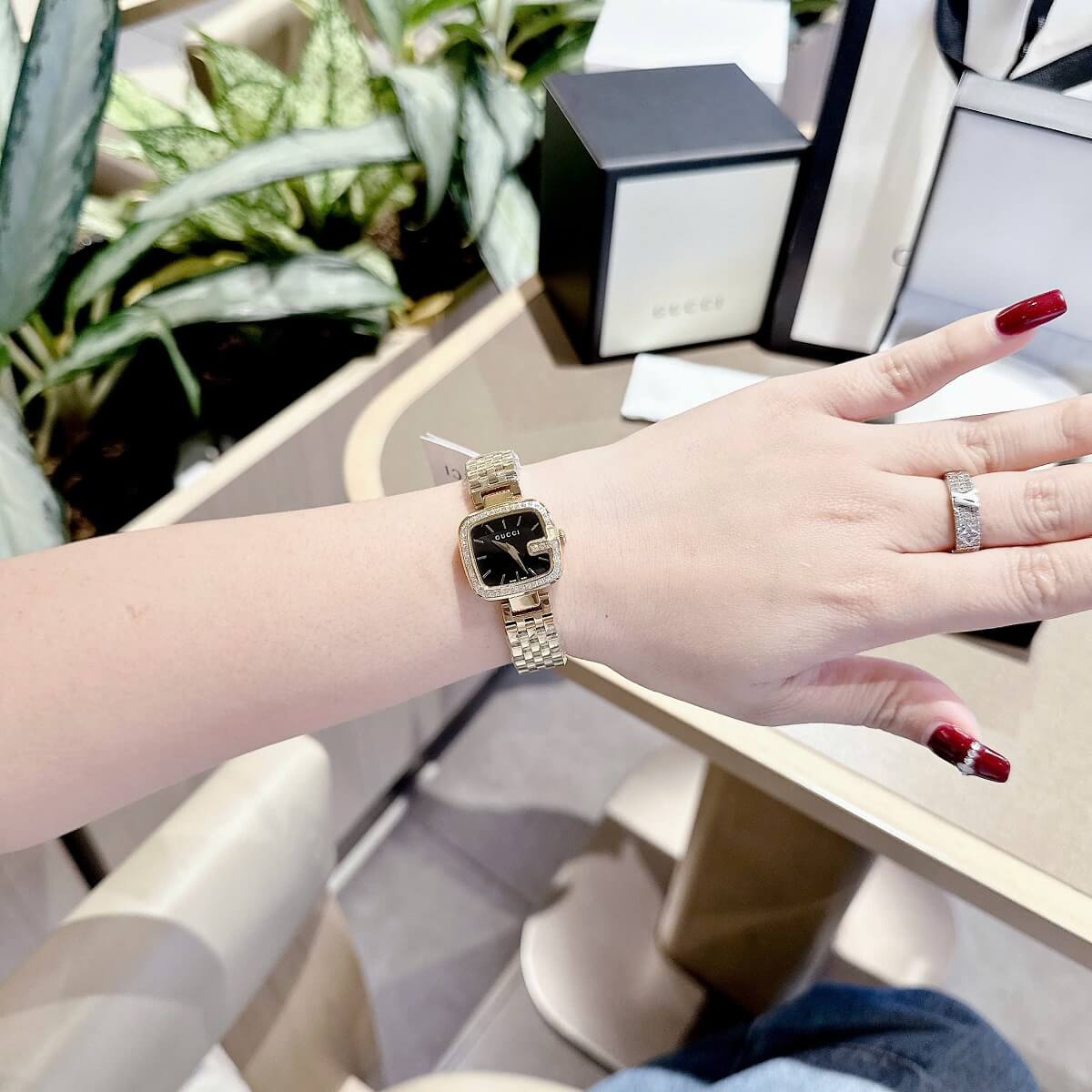 Đồng Hồ Nữ Gucci Mặt Vuông Đen Đính Đá Size 28mm Dây Kim Loại Màu Vàng