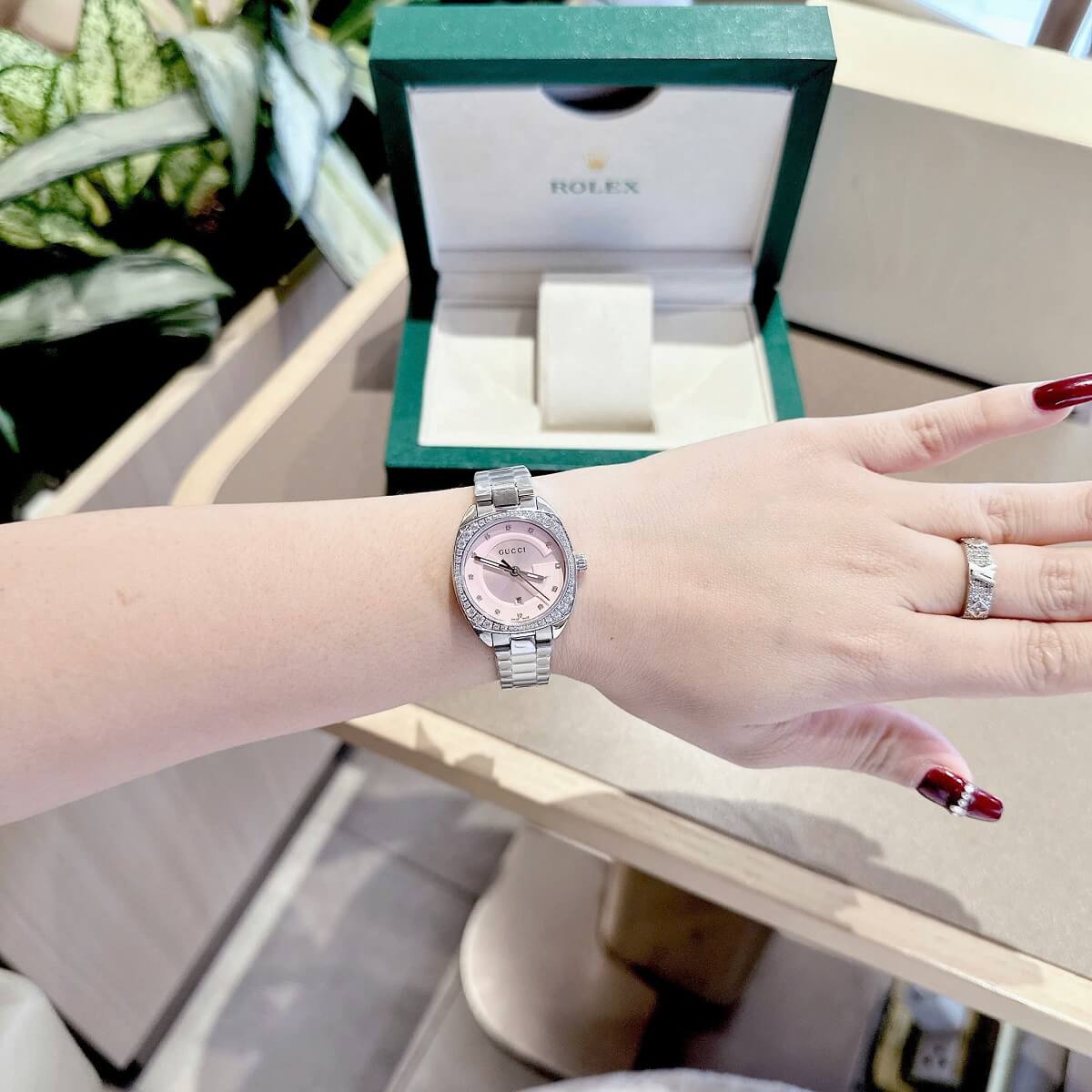 Đồng Hồ Nữ Gucci Mặt Hồng Đính Đá Size 29mm Dây Kim Loại Màu Bạc Kính Sapphire