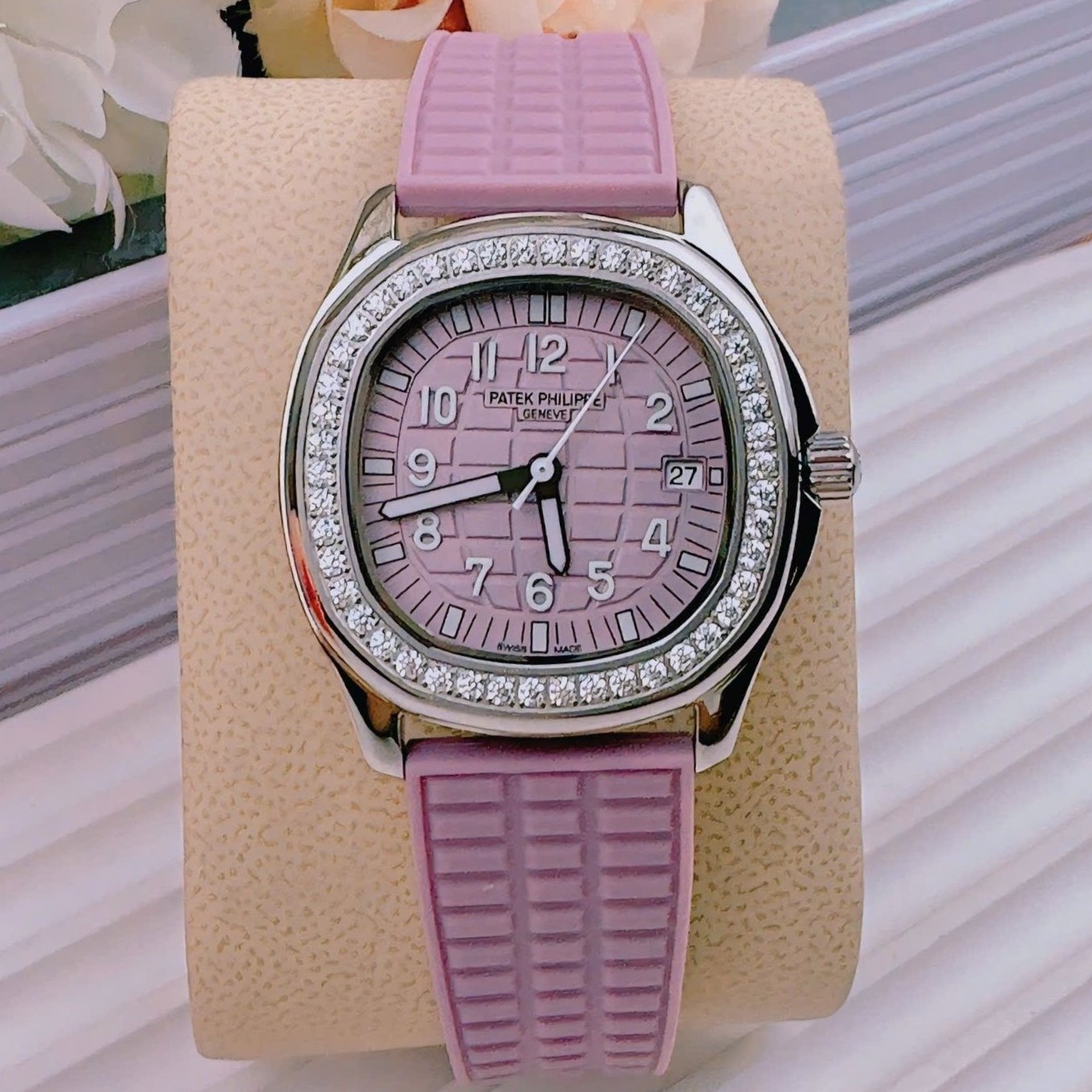 Đồng Hồ Patek Philippe Aquanaut Nữ Dây Cao Su Màu Tím Hồng Đính Đá Máy Pin Size 35mm
