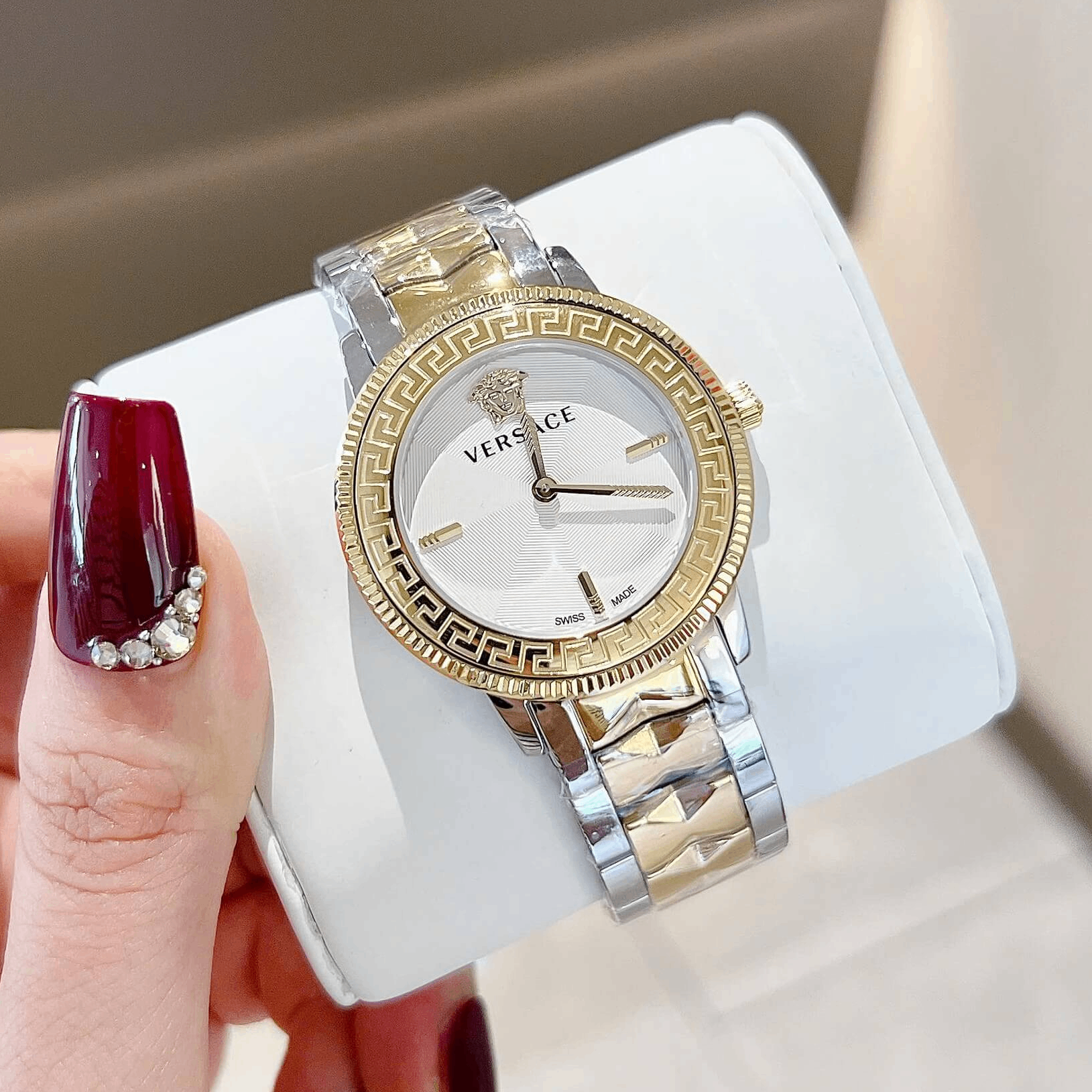 Đồng Hồ Nữ Versace Tribute Dây Thép Demi Vàng Mặt Trắng Size 35mm Quartz