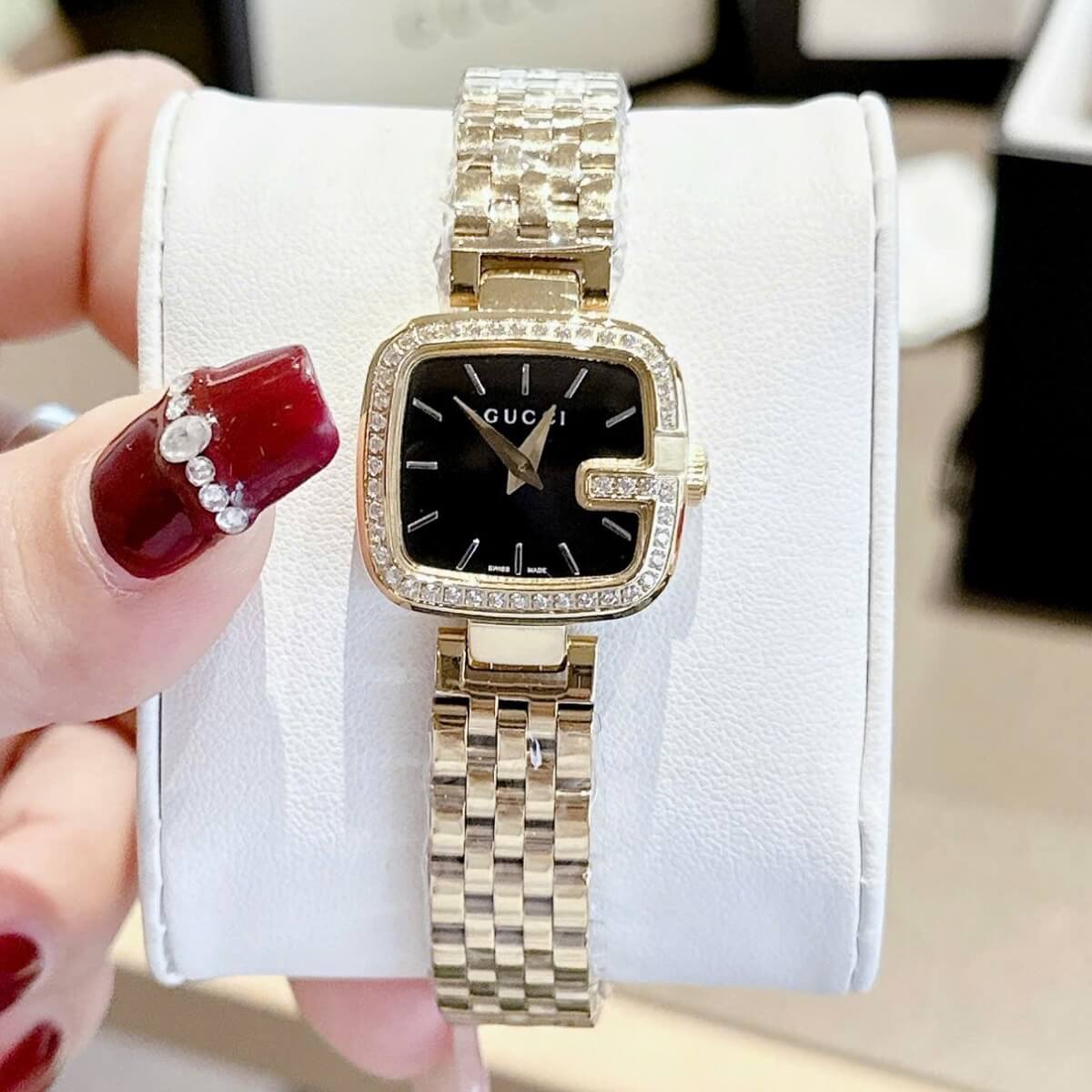 Đồng Hồ Nữ Gucci Mặt Vuông Đen Đính Đá Size 28mm Dây Kim Loại Màu Vàng