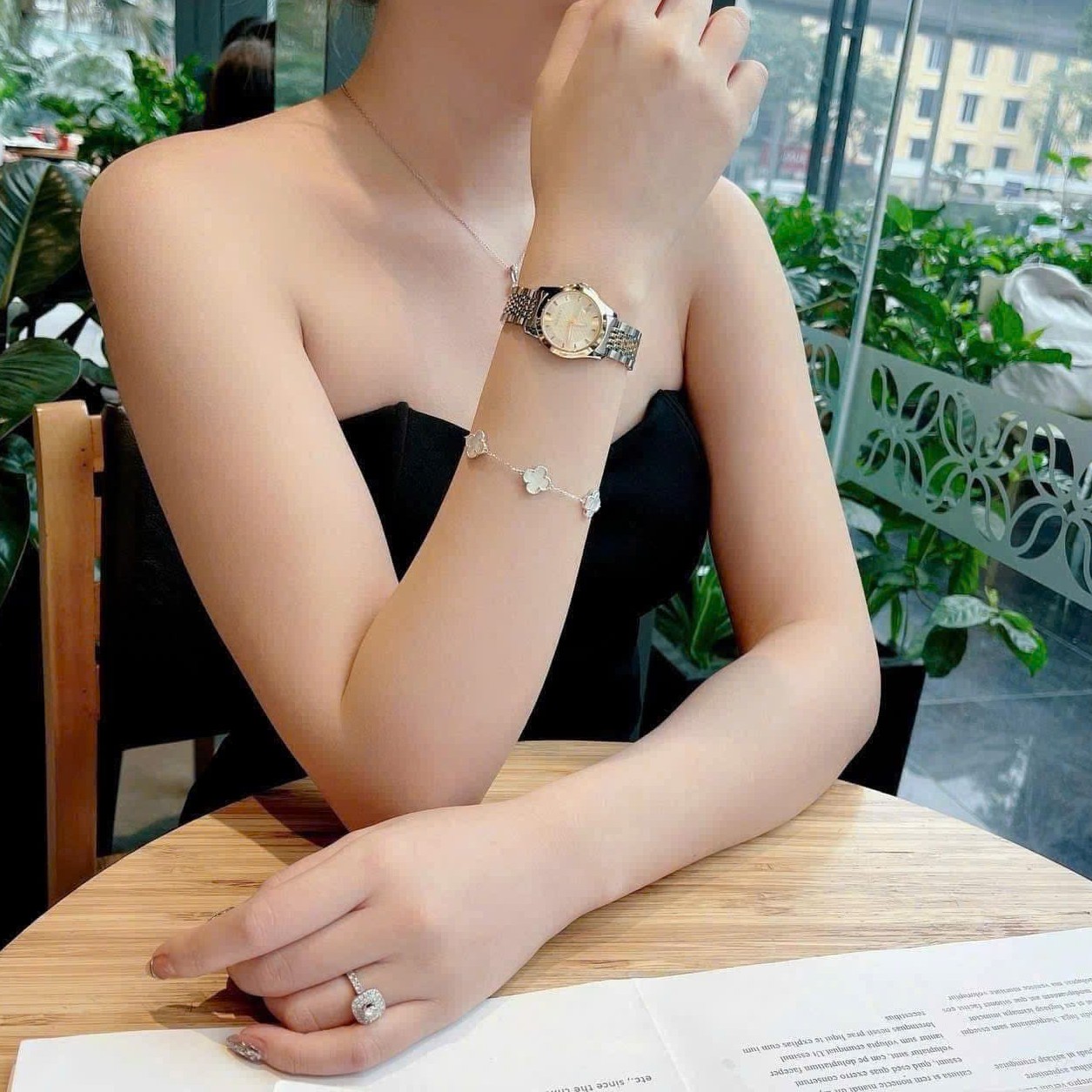 Đồng Hồ Nữ Gucci G-Timeless Dây Thép Demi Vàng Mặt Trắng Size 28mm