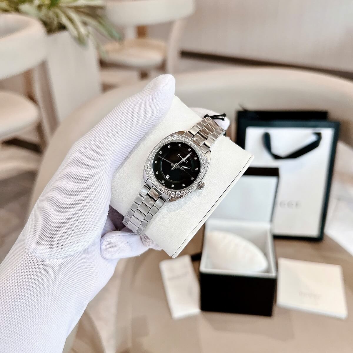 Đồng Hồ Nữ Gucci Mặt Đen Đính Đá Size 29mm Dây Kim Loại Màu Bạc Kính Sapphire