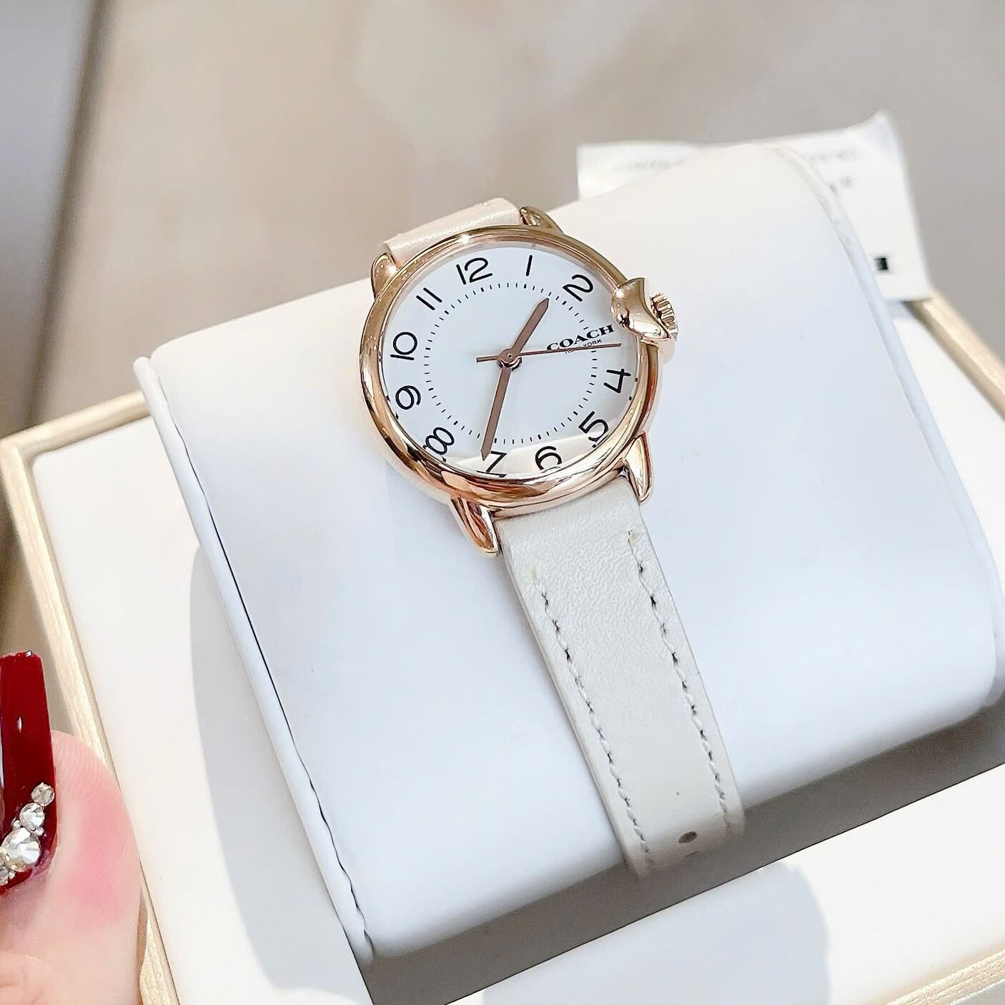 Đồng Hồ Nữ Coach Arden Size 28mm Dây Da Trắng Kem Mặt Trắng Vỏ Rose Quartz