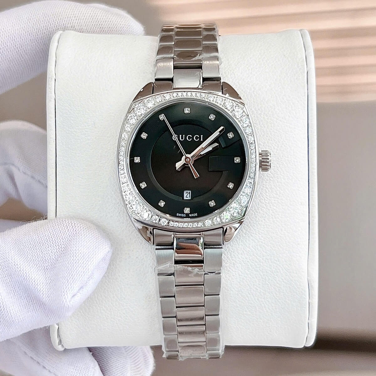 Đồng Hồ Nữ Gucci Mặt Đen Đính Đá Size 29mm Dây Kim Loại Màu Bạc Kính Sapphire