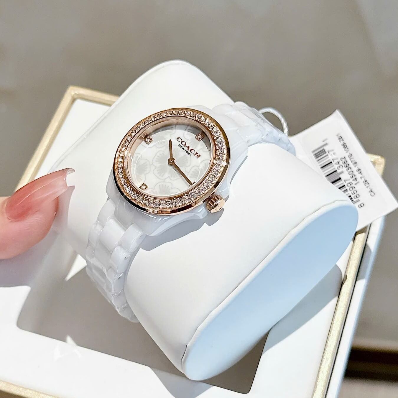 Đồng Hồ Nữ Coach Ceramic Trắng Viền Đá Mặt Họa Tiết Hoa Trà Size 33mm Vỏ Rose Quartz