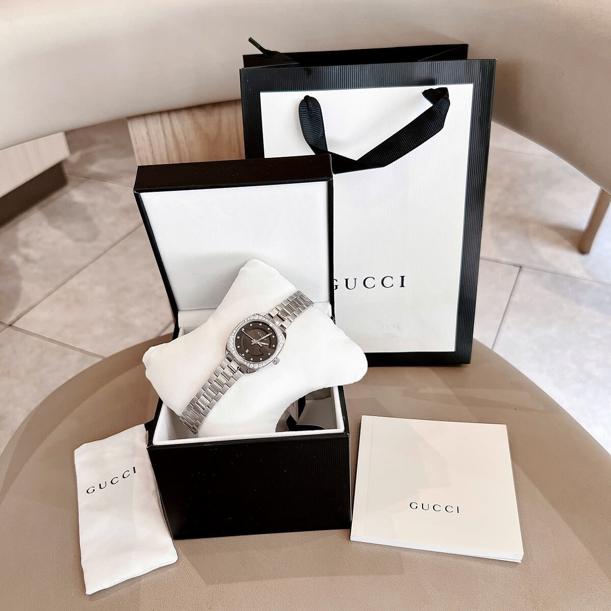 Đồng Hồ Nữ Gucci Mặt Đen Đính Đá Size 29mm Dây Kim Loại Màu Bạc Kính Sapphire