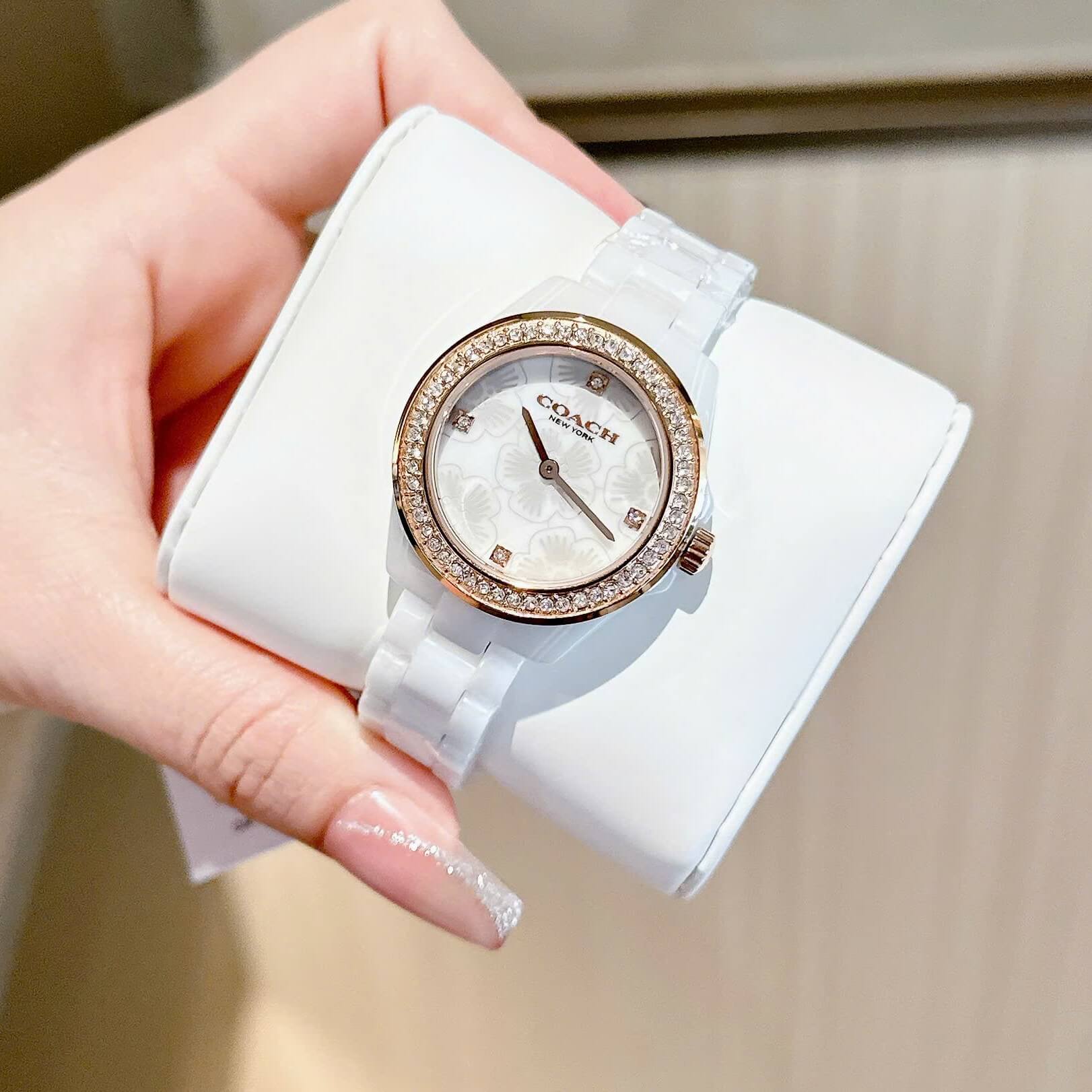Đồng Hồ Nữ Coach Ceramic Trắng Viền Đá Mặt Họa Tiết Hoa Trà Size 33mm Vỏ Rose Quartz
