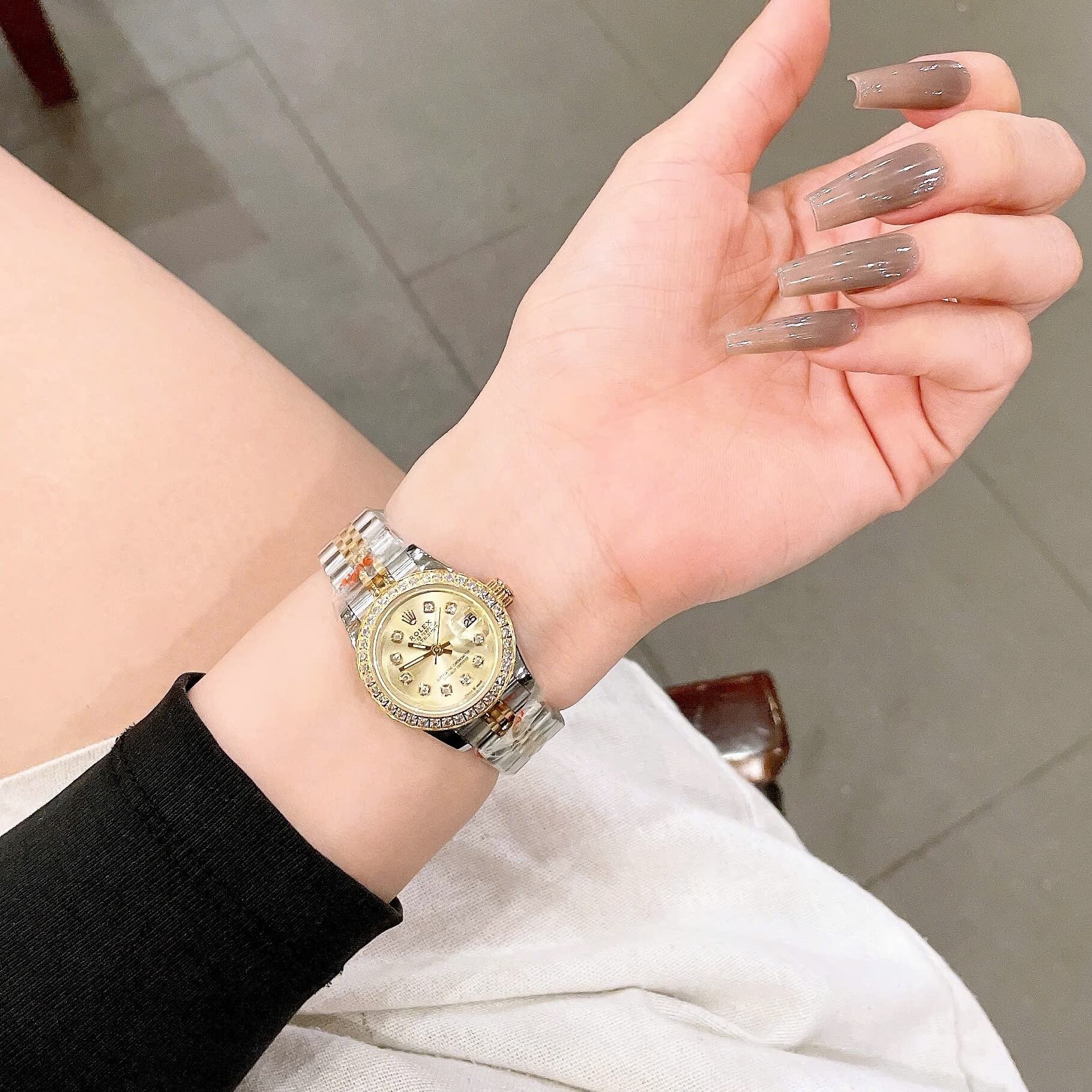 Đồng Hồ Rolex Datejust Nữ Size 28mm Dây Thép Demi Vàng Mặt Vàng Máy Pin Niềng Đá