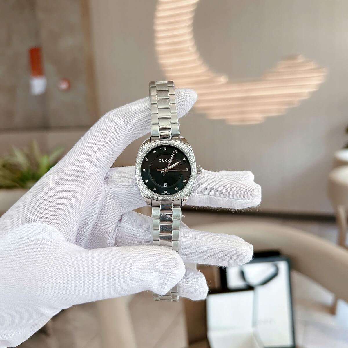 Đồng Hồ Nữ Gucci Mặt Đen Đính Đá Size 29mm Dây Kim Loại Màu Bạc Kính Sapphire