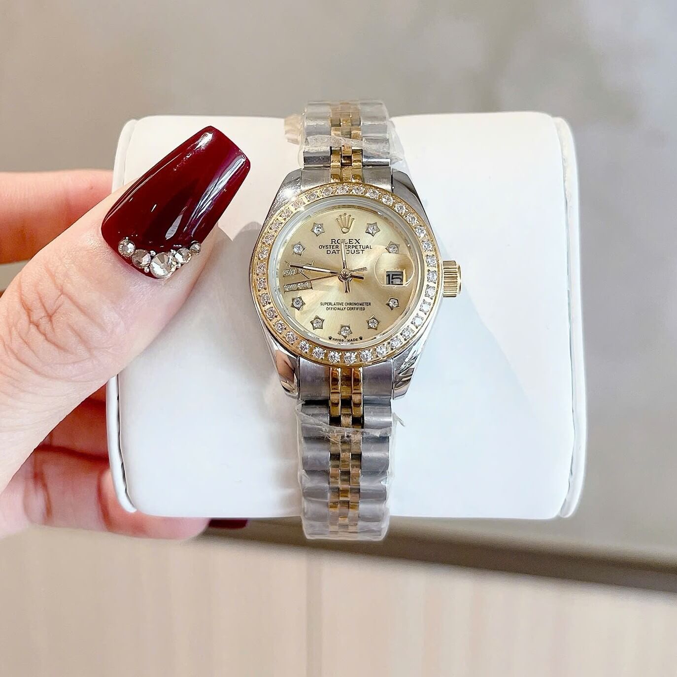 Đồng Hồ Rolex Datejust Nữ Size 28mm Dây Thép Demi Mặt Vàng Máy Pin Niềng Đính Đá