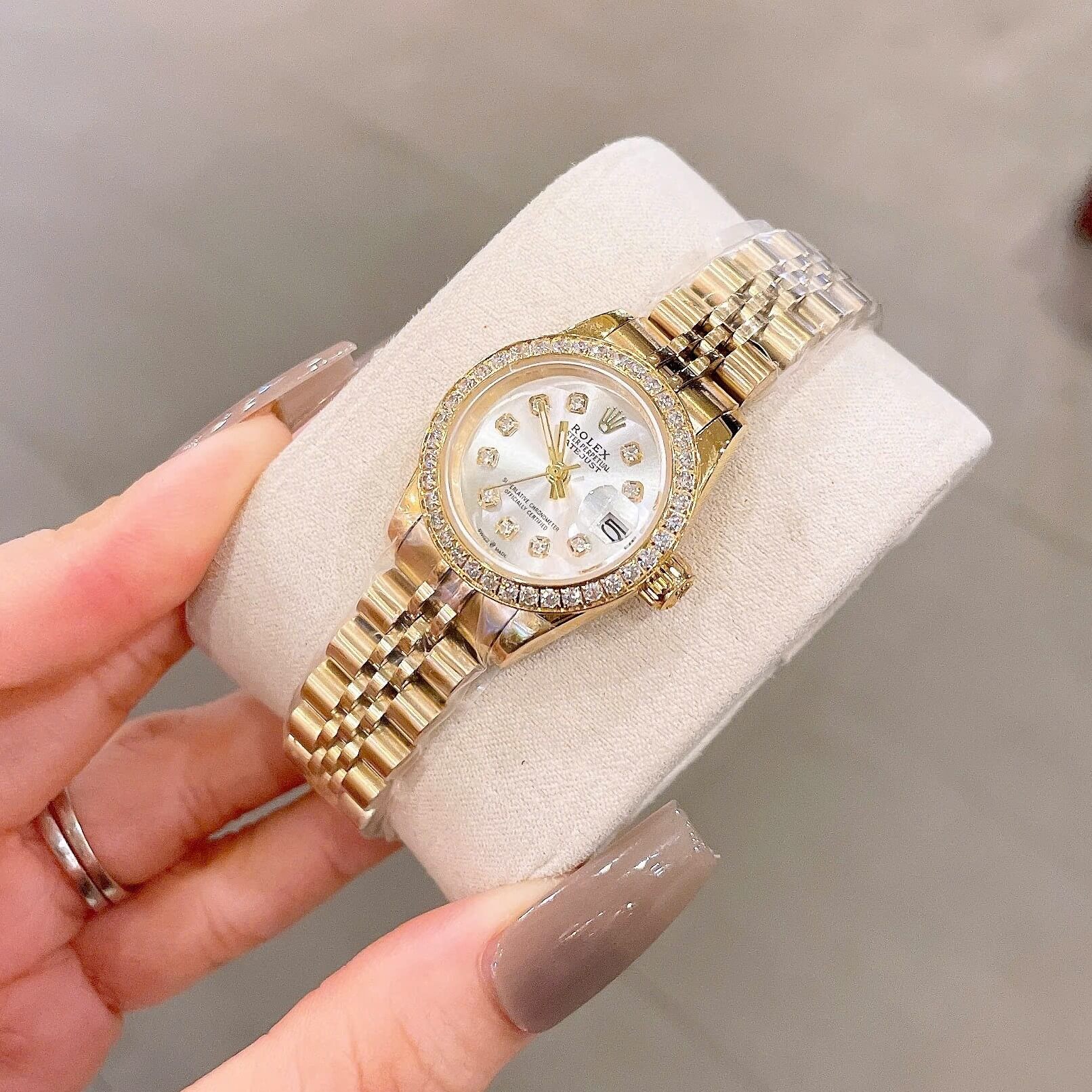 Đồng Hồ Rolex Datejust Nữ Size 28mm Dây Thép Vàng Mặt Trắng Niềng Đính Đá
