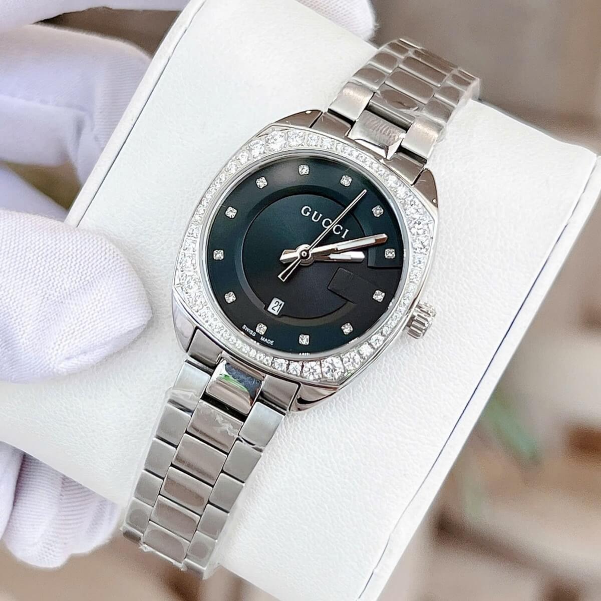 Đồng Hồ Nữ Gucci Mặt Đen Đính Đá Size 29mm Dây Kim Loại Màu Bạc Kính Sapphire