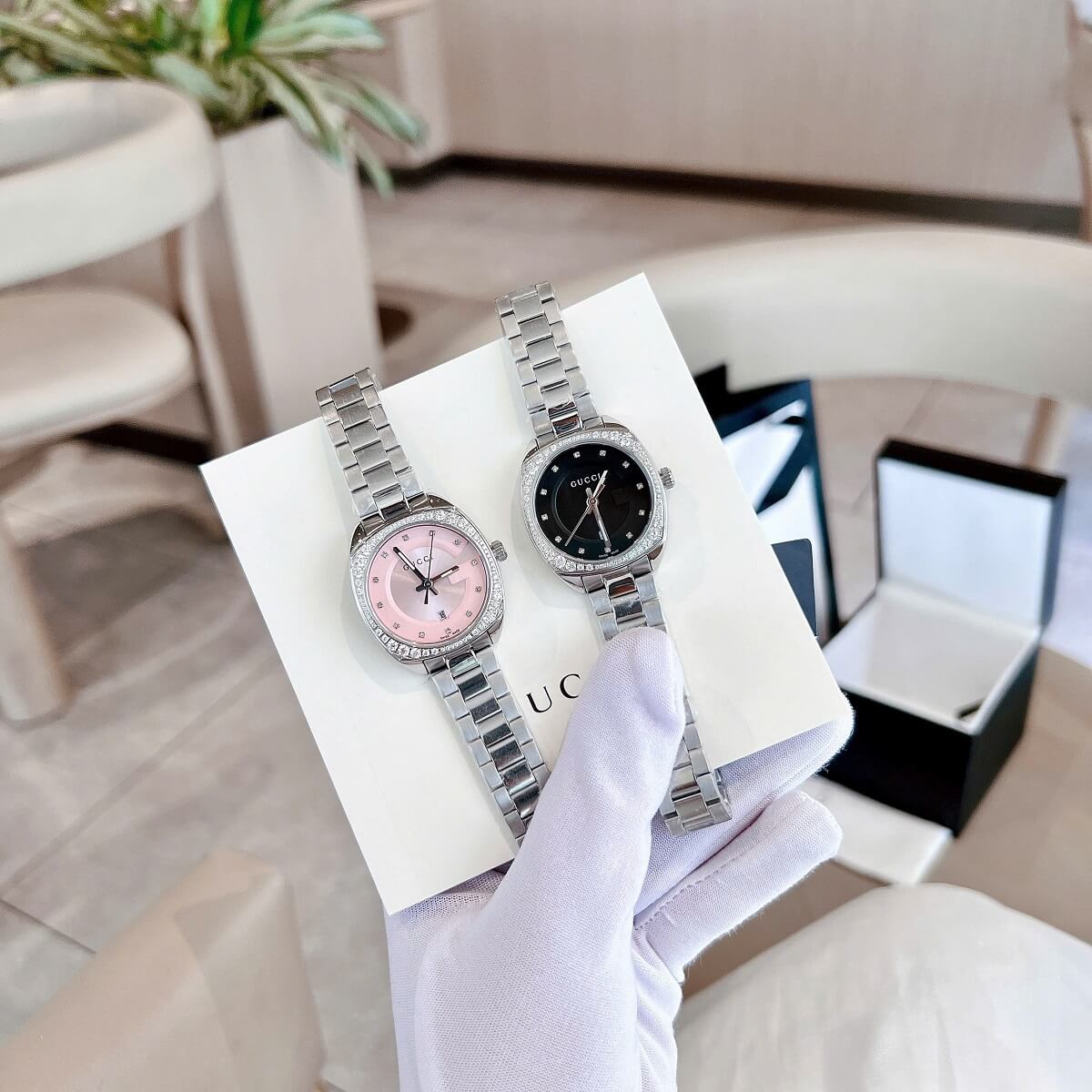 Đồng Hồ Nữ Gucci Mặt Đen Đính Đá Size 29mm Dây Kim Loại Màu Bạc Kính Sapphire