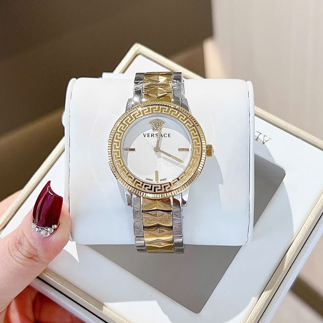 Đồng Hồ Nữ Versace Tribute Dây Thép Demi Vàng Mặt Trắng Size 35mm Quartz