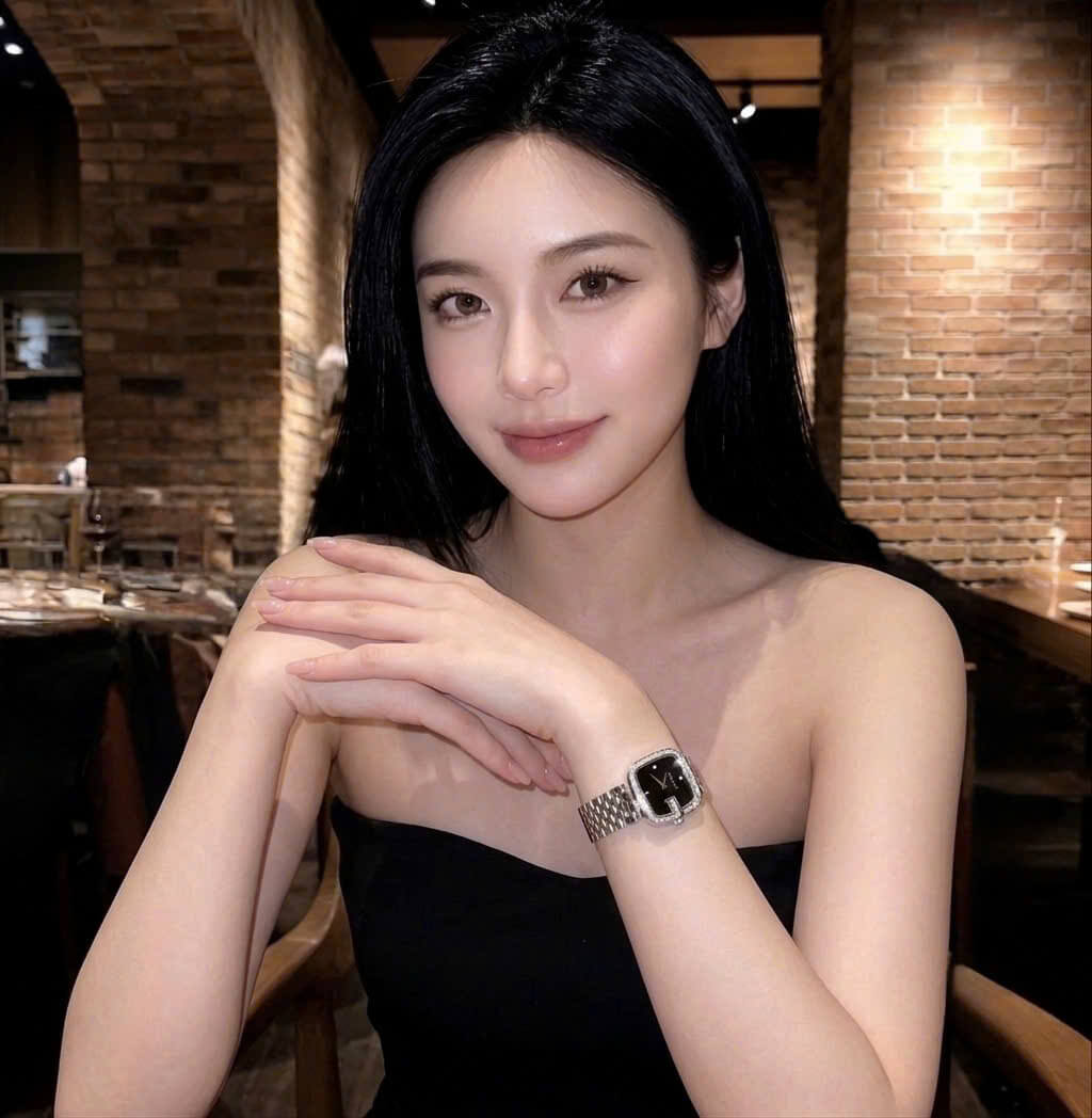Đồng Hồ Nữ Gucci Mặt Vuông Đen Đính Đá Size 28mm Dây Kim Loại Màu Bạc