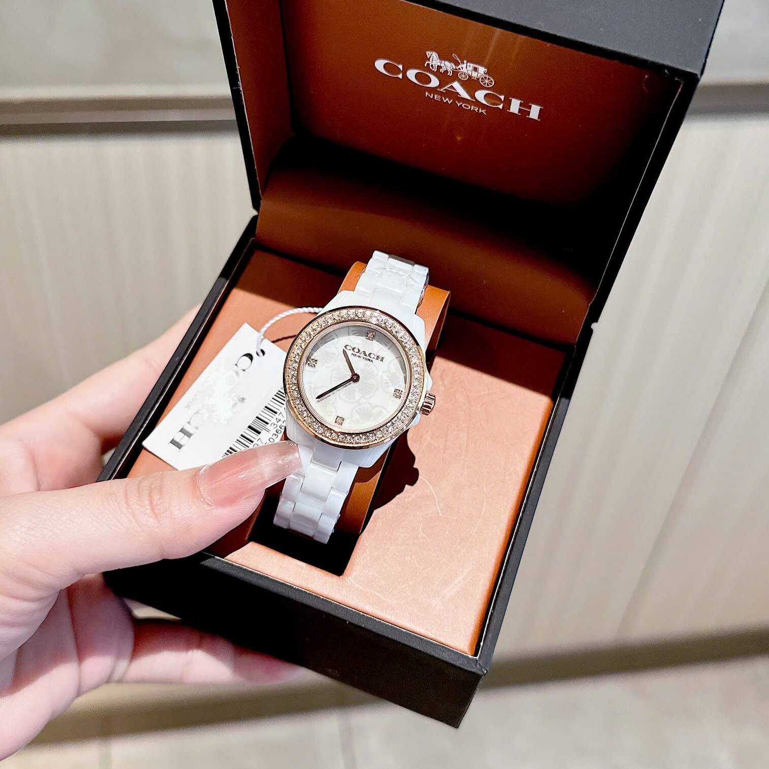 Đồng Hồ Nữ Coach Ceramic Trắng Viền Đá Mặt Họa Tiết Hoa Trà Size 33mm Vỏ Rose Quartz