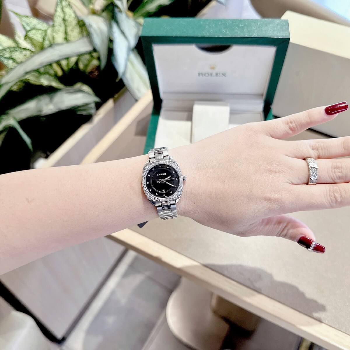 Đồng Hồ Nữ Gucci Mặt Đen Đính Đá Size 29mm Dây Kim Loại Màu Bạc Kính Sapphire