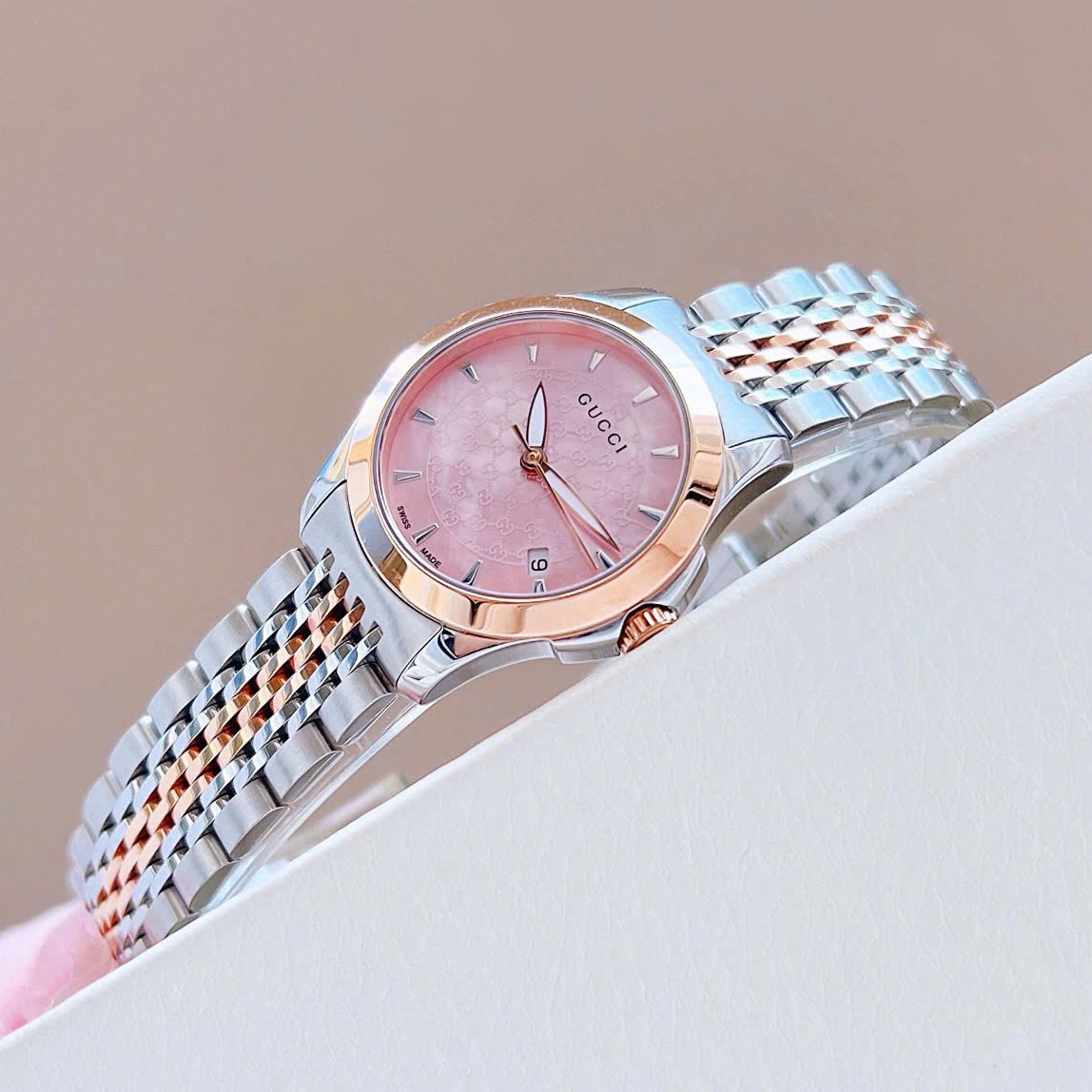 Đồng hồ nữ Gucci G-Timeless dây thép demi vàng mặt xà cừ hồng size 28mm fullbox