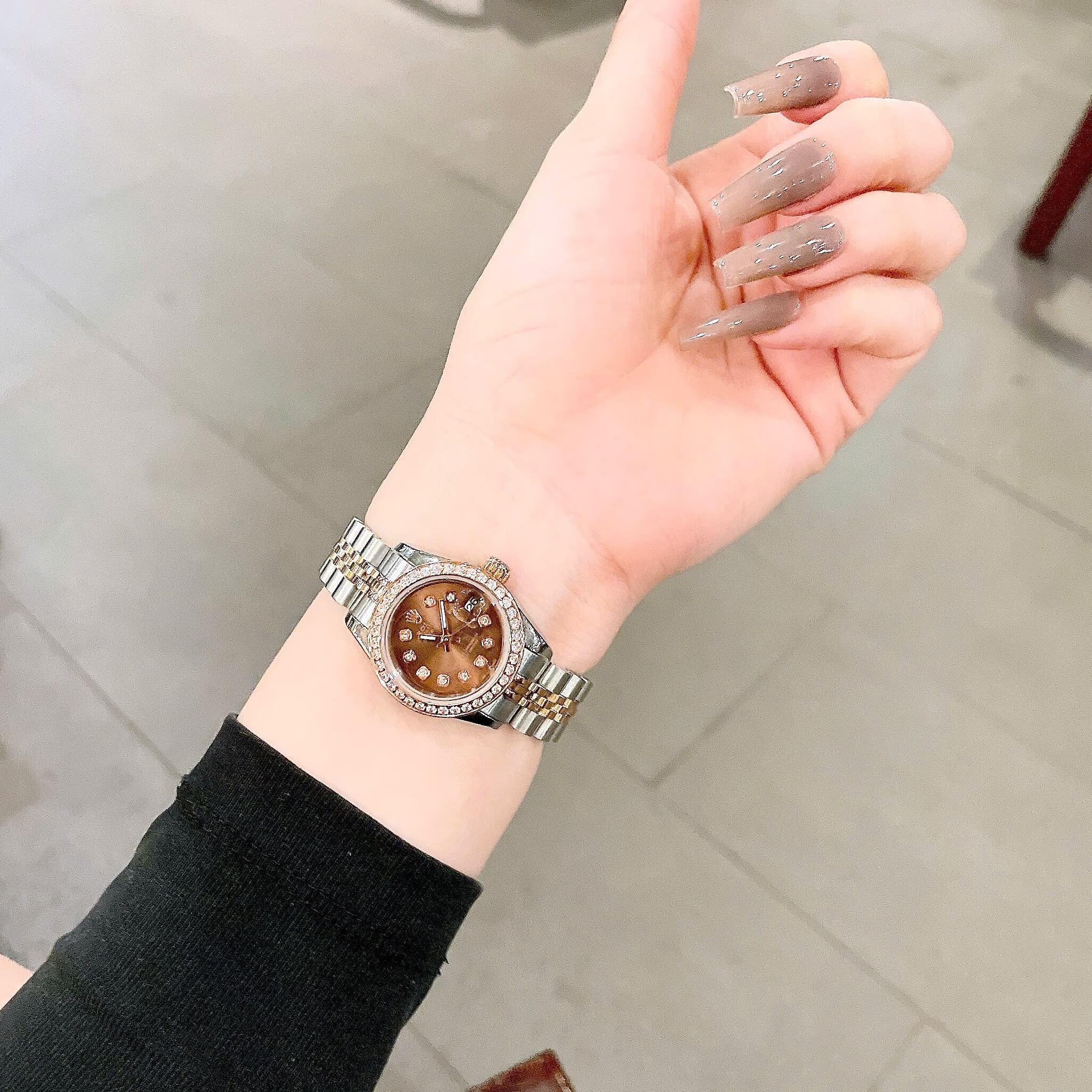 Đồng Hồ Rolex Datejust Nữ Size 28mm Dây Thép Demi Mặt Vàng Hồng Mặt Nâu Máy Pin Niềng Đính Đá