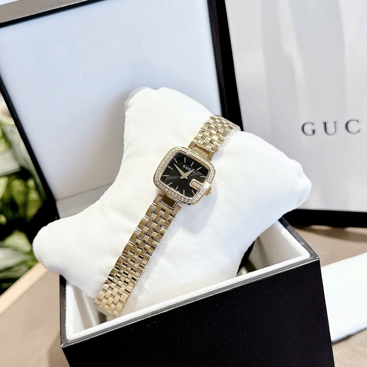 Đồng Hồ Nữ Gucci Mặt Vuông Đen Đính Đá Size 28mm Dây Kim Loại Màu Vàng