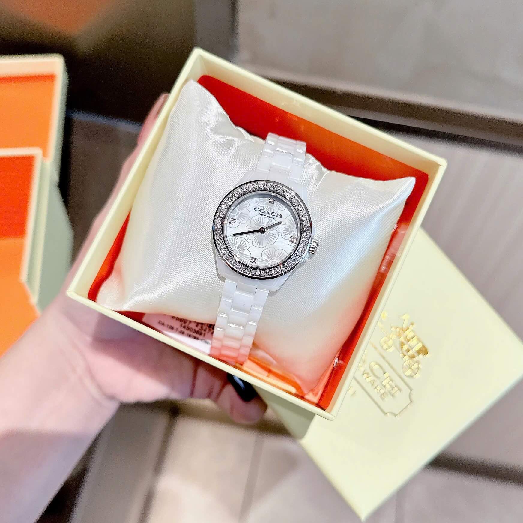 Đồng Hồ Nữ Coach Ceramic Trắng Viền Đá Mặt Họa Tiết Hoa Trà Size 33mm Vỏ Silver Quartz