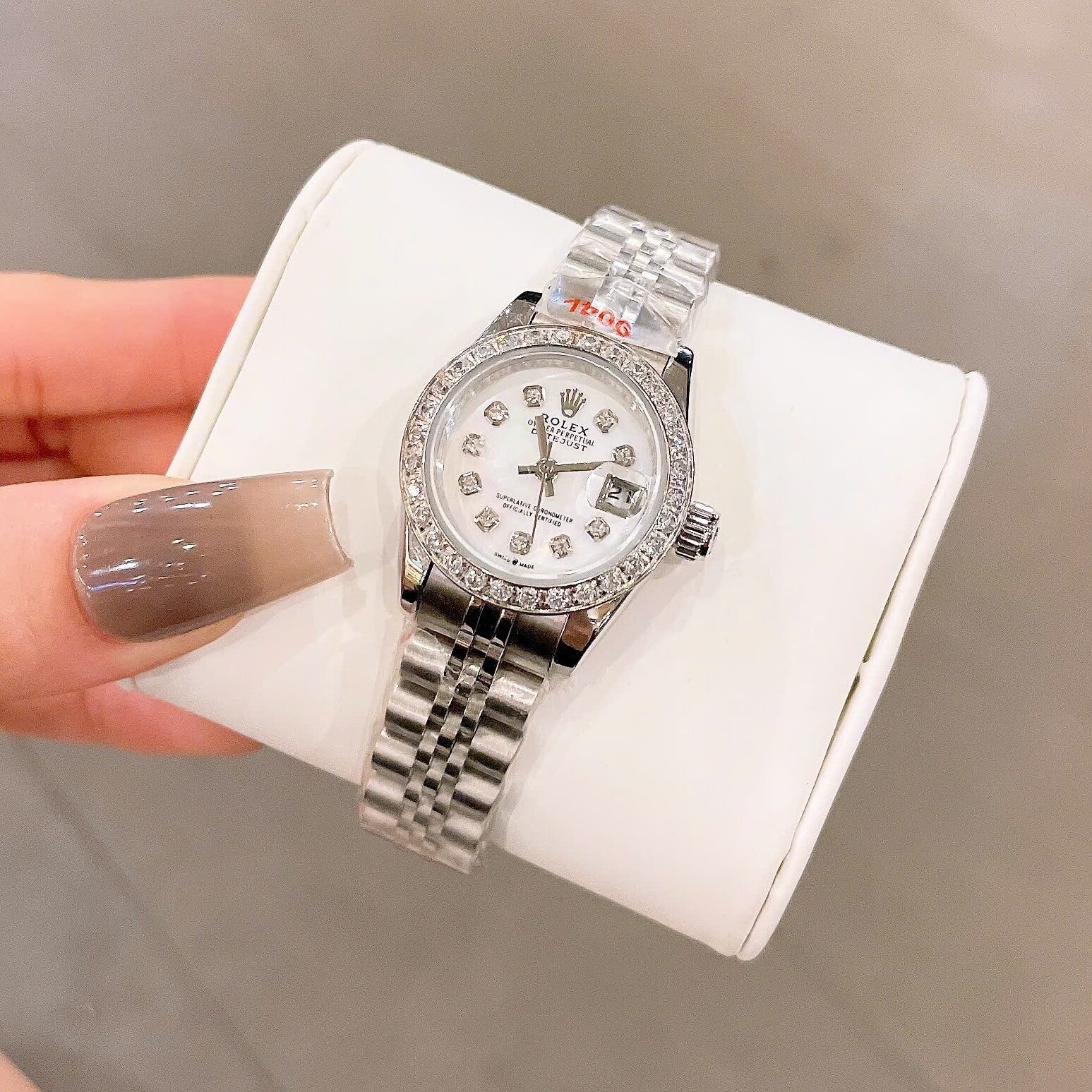 Đồng Hồ Rolex Datejust Nữ Size 28mm Dây Thép Silver Mặt Xà Cừ Trắng Máy Pin Niềng Đá