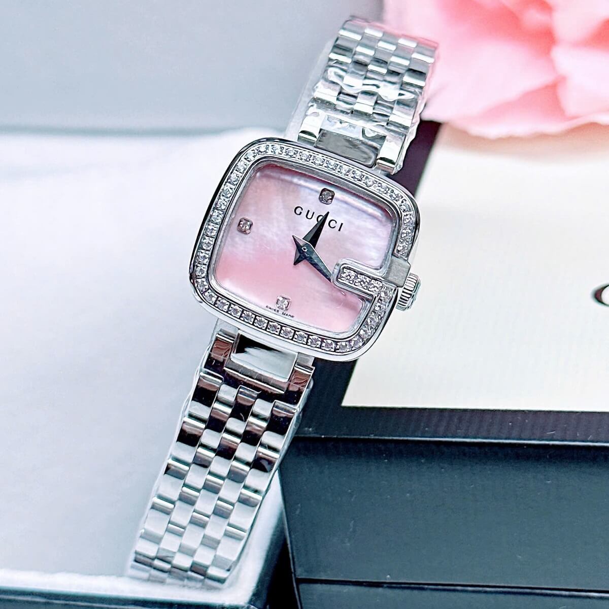 Đồng Hồ Nữ Gucci Mặt Vuông Xà Cừ Hồng Đính Đá Size 28mm Dây Kim Loại Silver