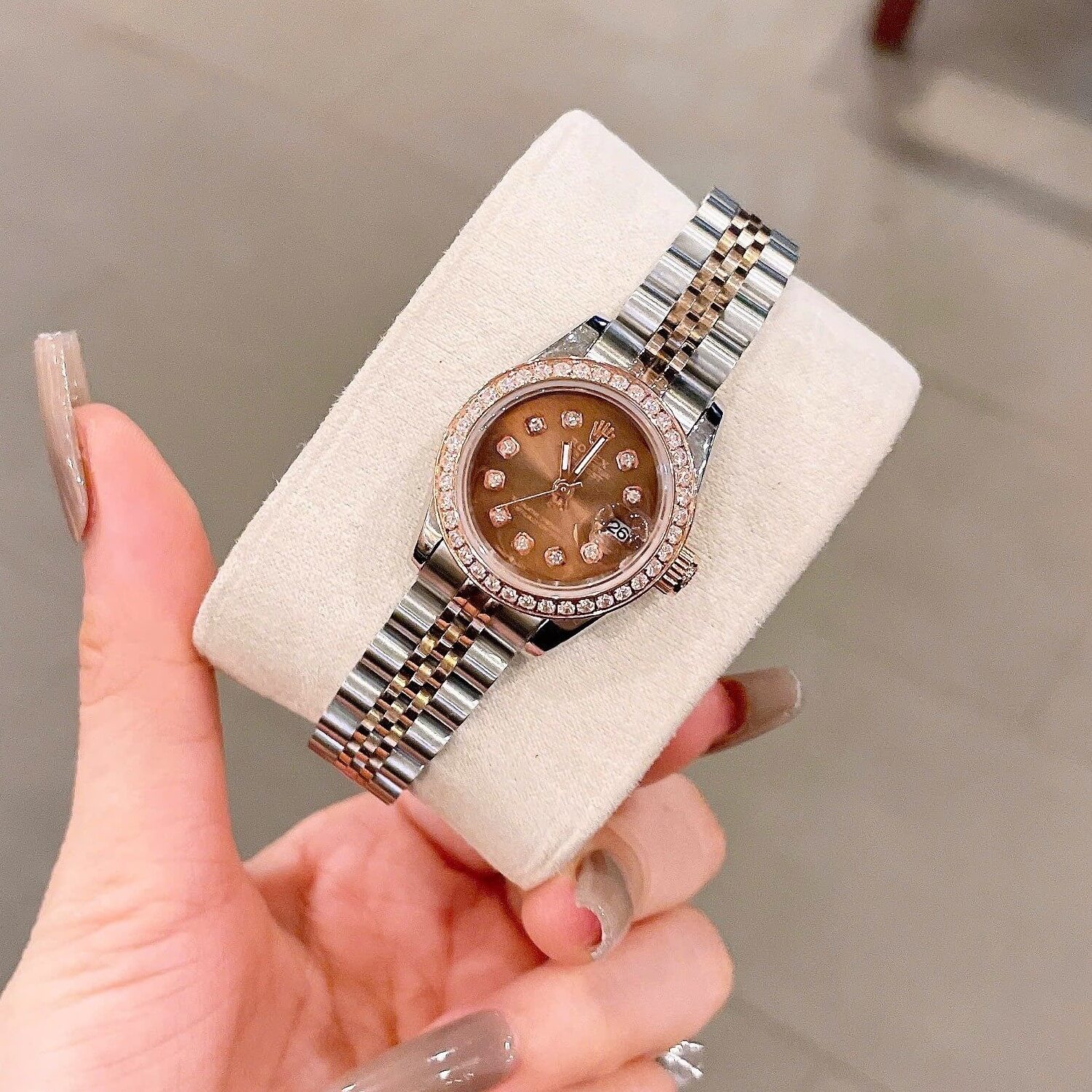 Đồng Hồ Rolex Datejust Nữ Size 28mm Dây Thép Demi Mặt Vàng Hồng Mặt Nâu Máy Pin Niềng Đính Đá