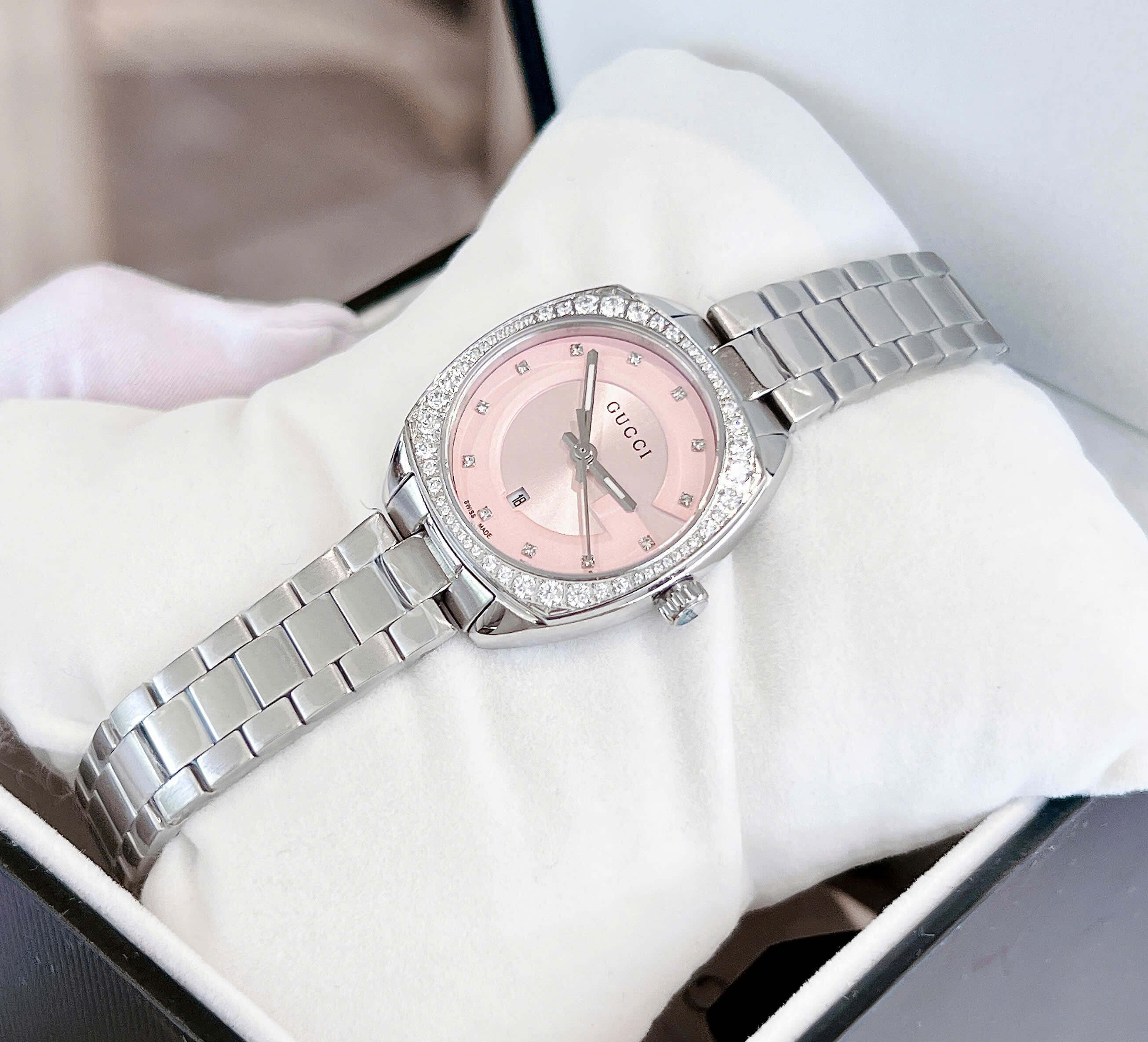 Đồng Hồ Nữ Gucci Mặt Hồng Đính Đá Size 29mm Dây Kim Loại Màu Bạc Kính Sapphire