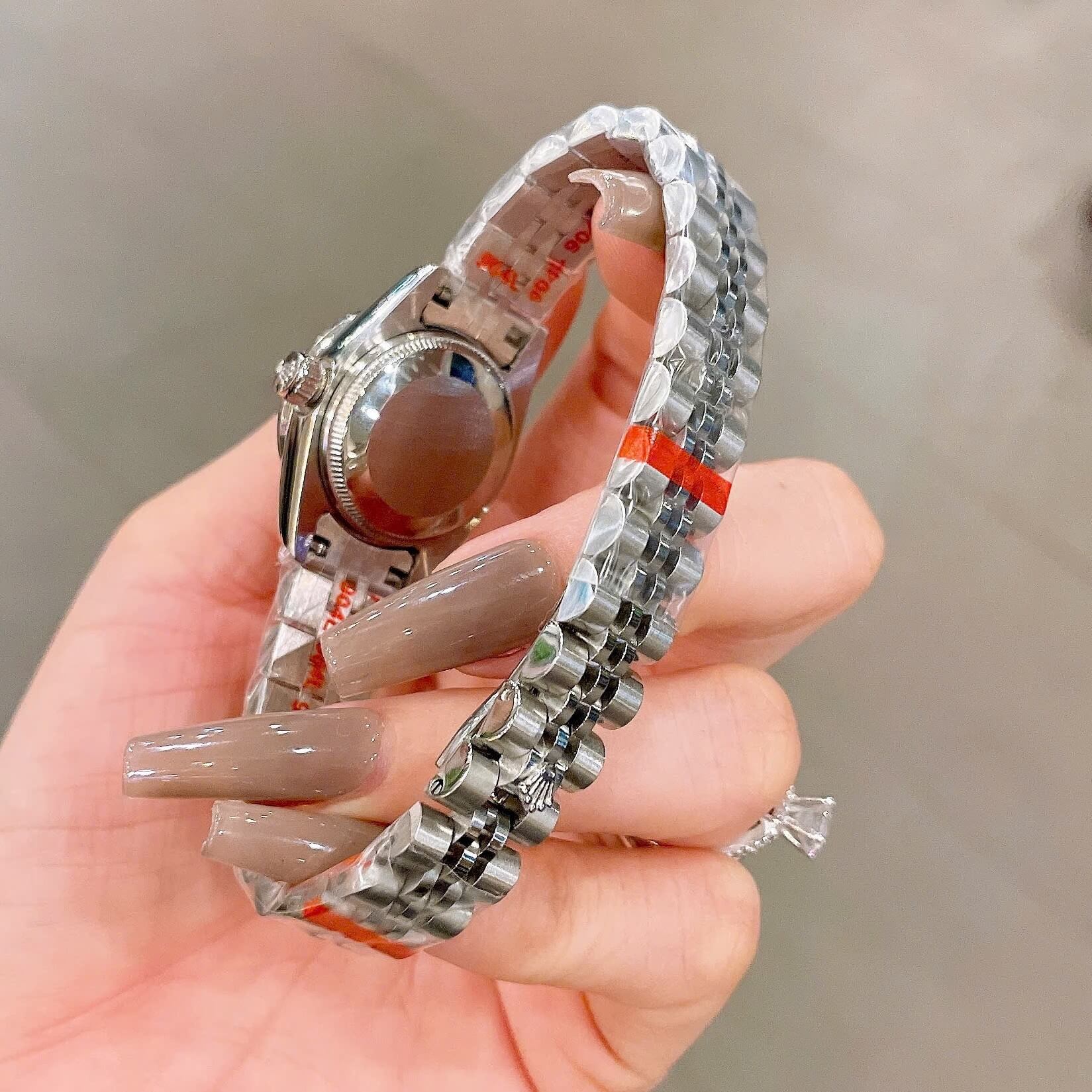 Đồng Hồ Rolex Datejust Nữ Size 28mm Dây Thép Silver Mặt Xà Cừ Trắng Máy Pin Niềng Đá
