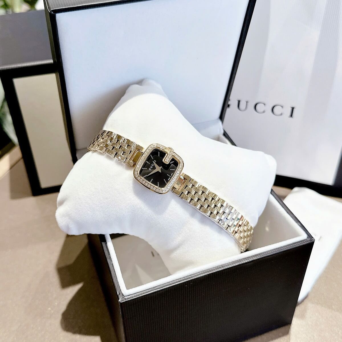 Đồng Hồ Nữ Gucci Mặt Vuông Đen Đính Đá Size 28mm Dây Kim Loại Màu Vàng