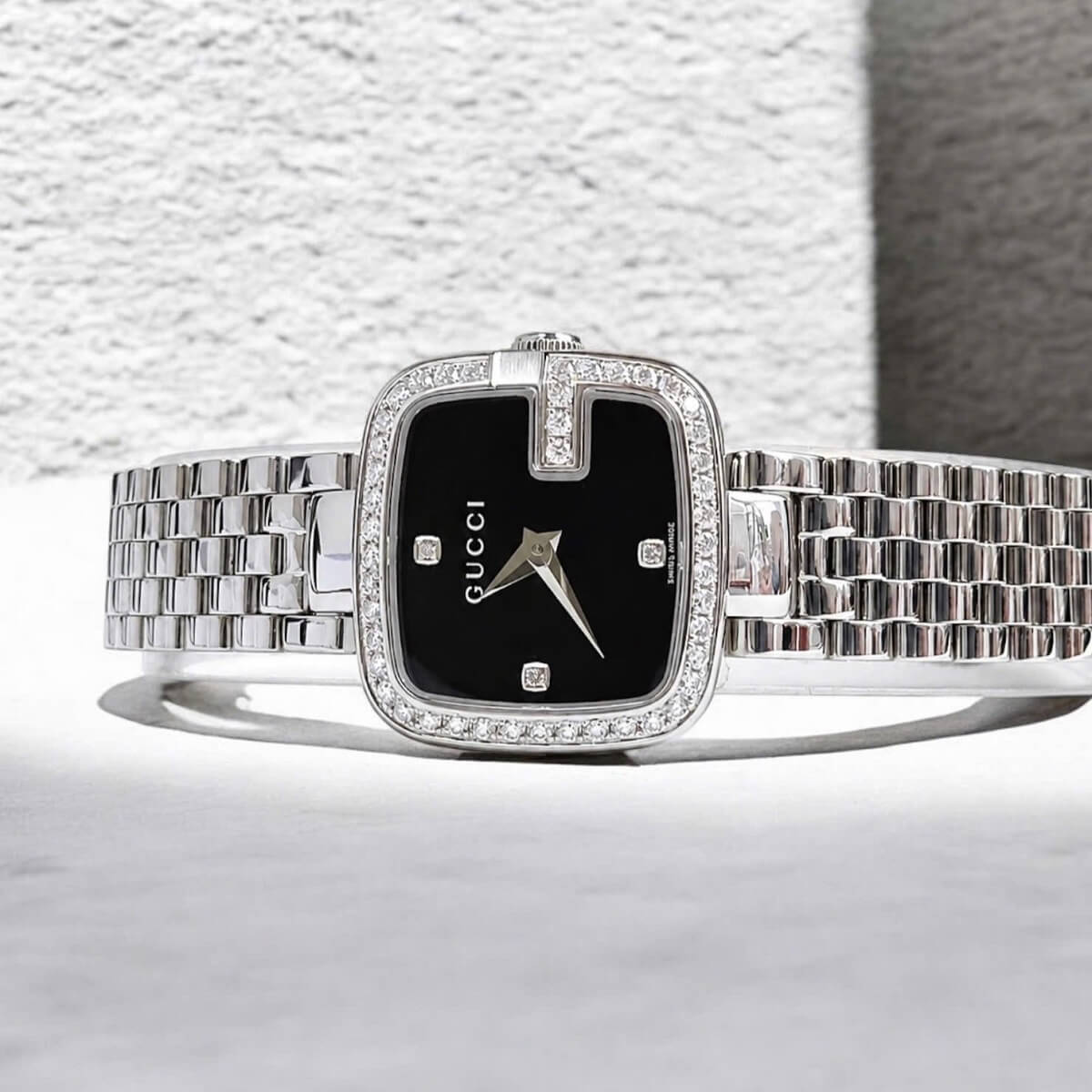 Đồng Hồ Nữ Gucci Mặt Vuông Đen Đính Đá Size 28mm Dây Kim Loại Màu Bạc