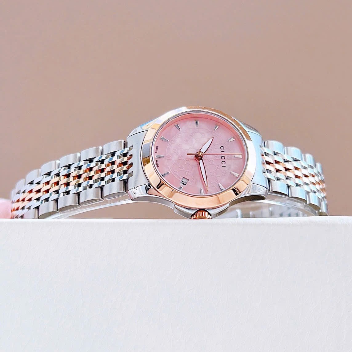 Đồng hồ nữ Gucci G-Timeless dây thép demi vàng mặt xà cừ hồng size 28mm fullbox