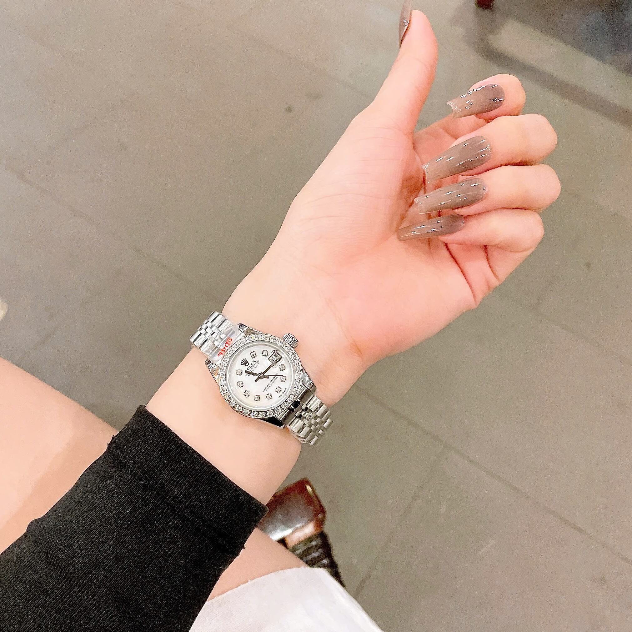 Đồng Hồ Rolex Datejust Nữ Size 28mm Dây Thép Silver Mặt Xà Cừ Trắng Máy Pin Niềng Đá