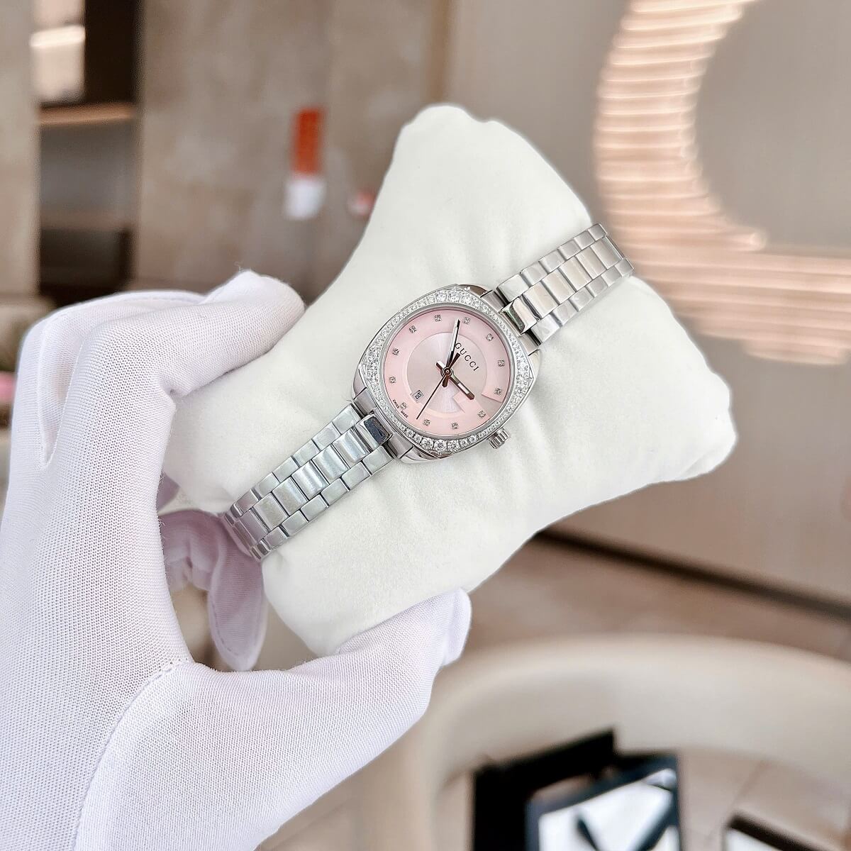 Đồng Hồ Nữ Gucci Mặt Hồng Đính Đá Size 29mm Dây Kim Loại Màu Bạc Kính Sapphire