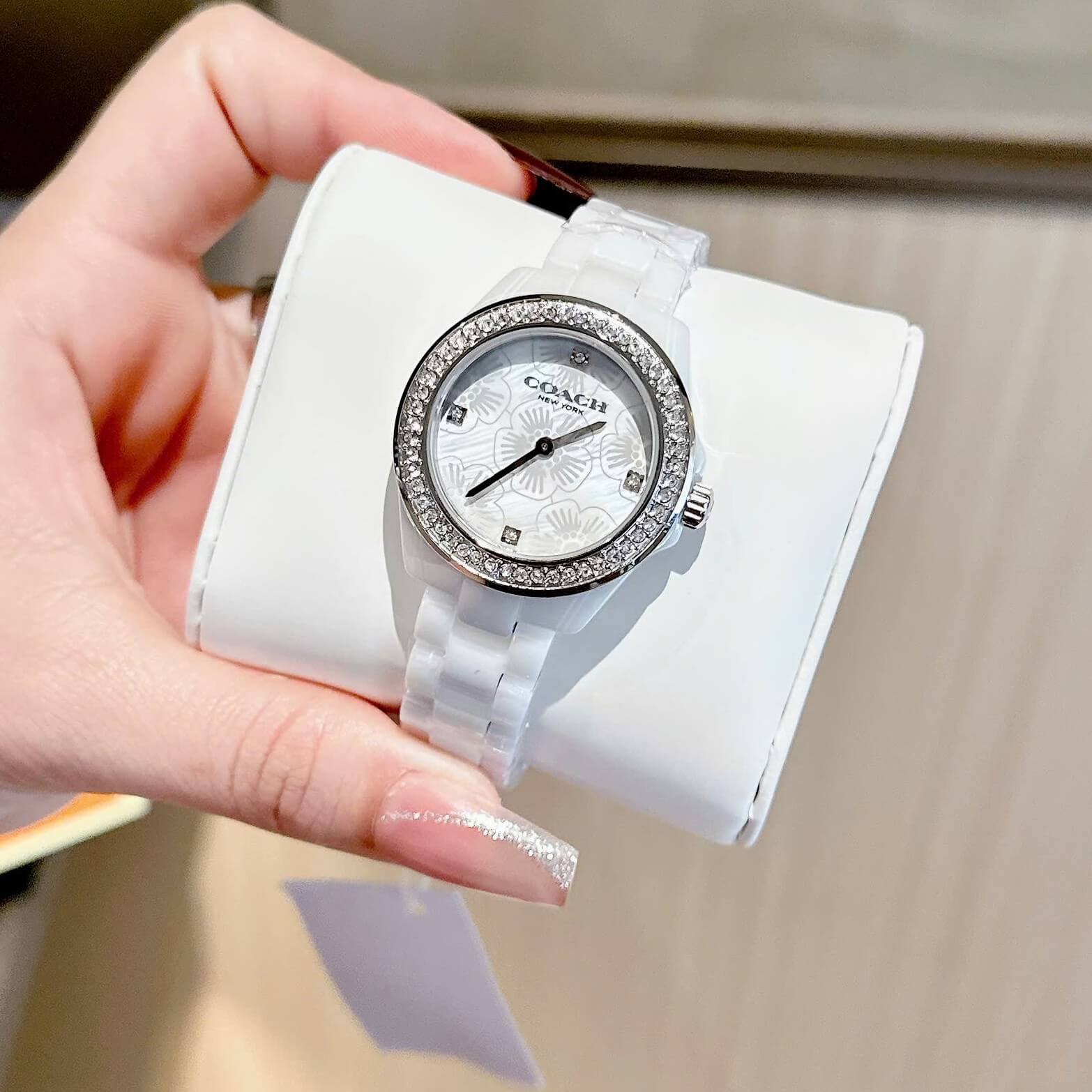 Đồng Hồ Nữ Coach Ceramic Trắng Viền Đá Mặt Họa Tiết Hoa Trà Size 33mm Vỏ Silver Quartz
