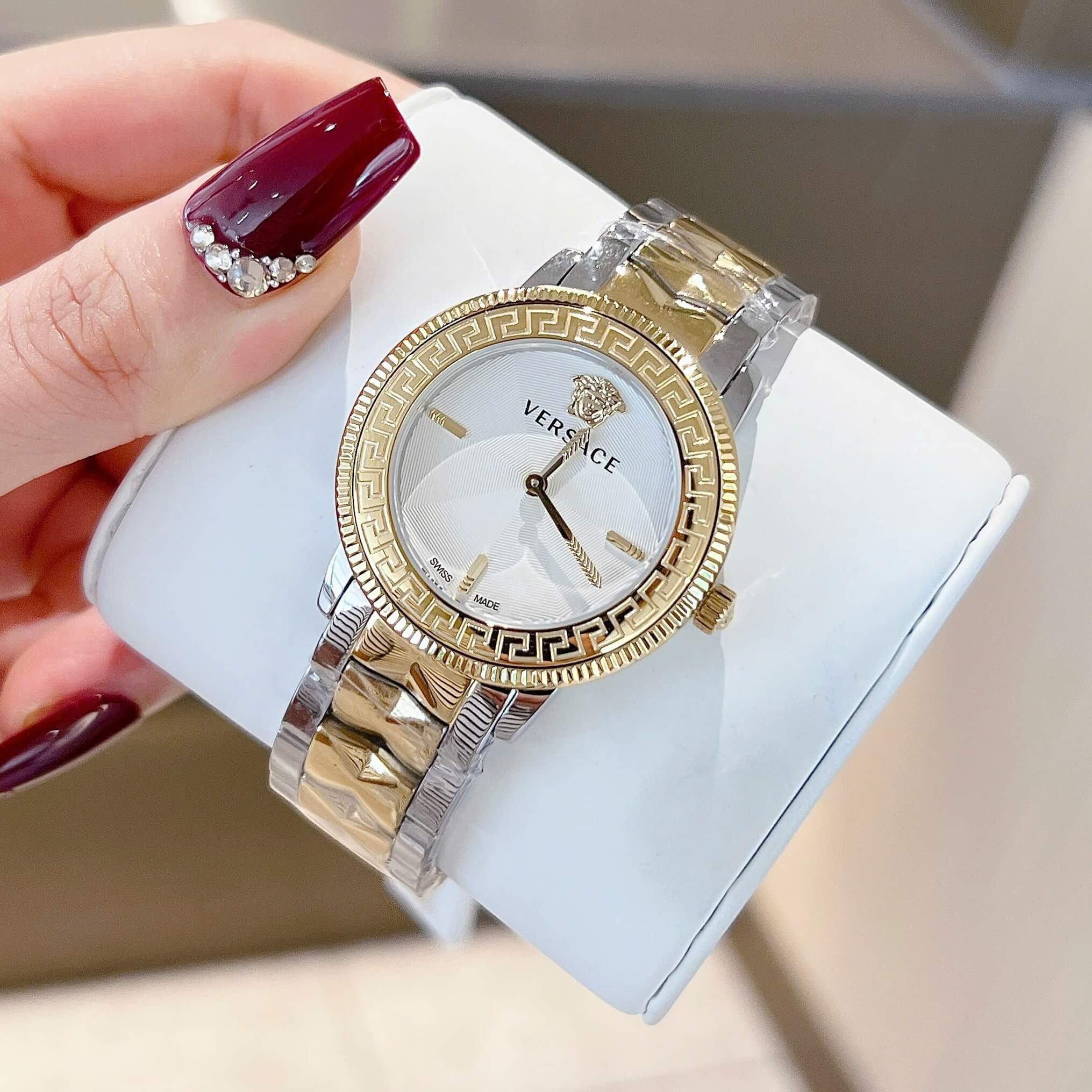 Đồng Hồ Nữ Versace Tribute Dây Thép Demi Vàng Mặt Trắng Size 35mm Quartz
