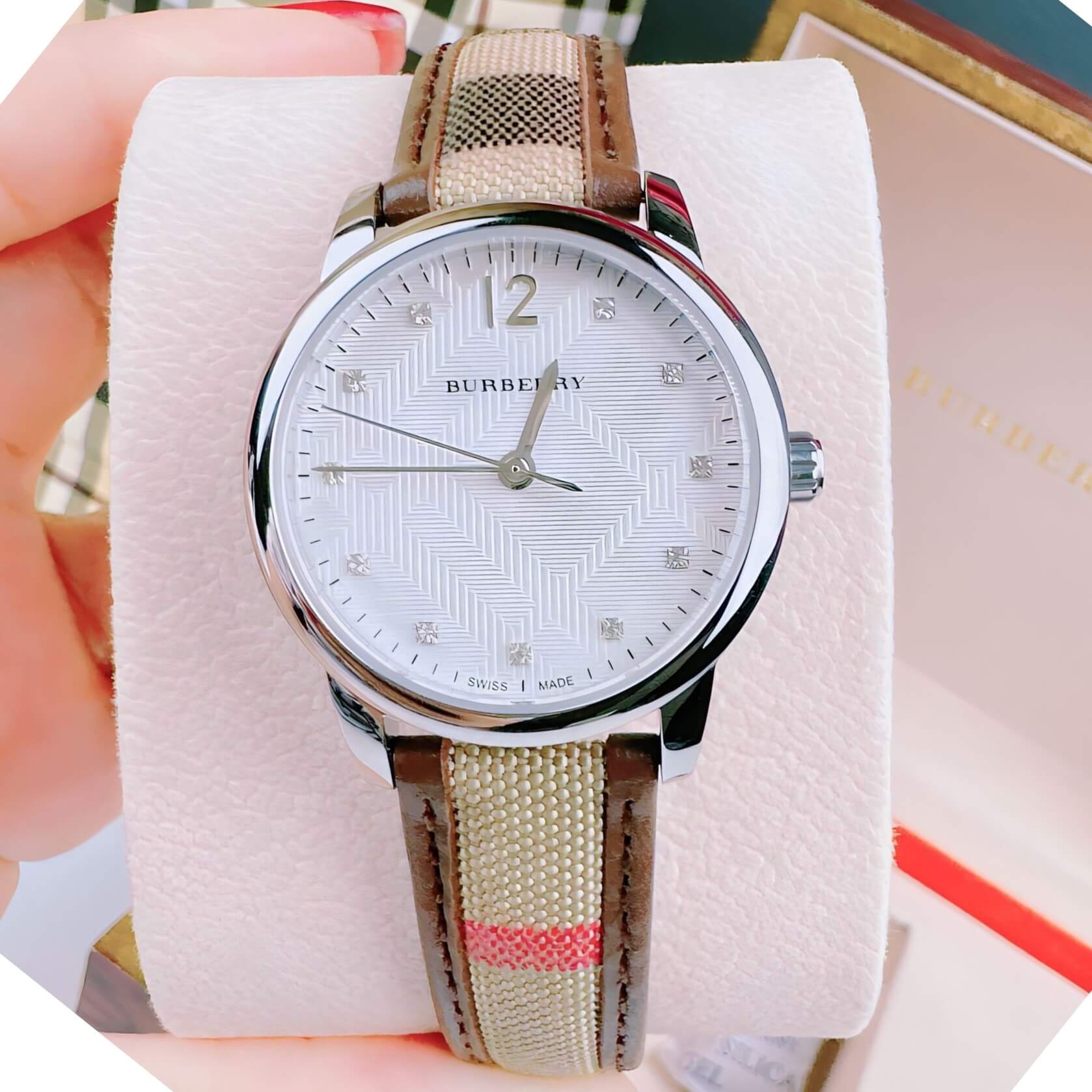 Đồng Hồ Burberry Nữ Dây Da Kẻ Sọc Caro Màu Nâu Mặt Trắng Size 32mm