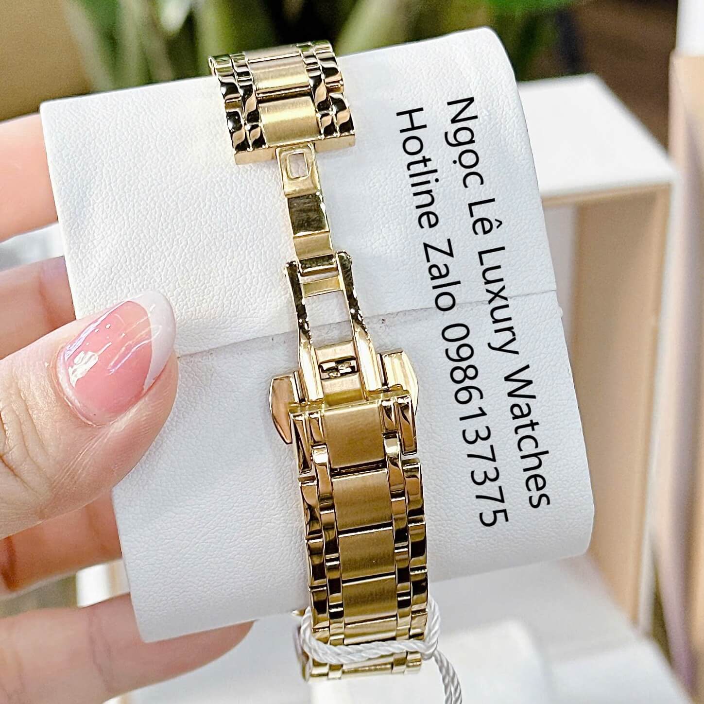 Đồng Hồ Cao Cấp Nữ - Đồng Hồ Versace Daphnis Dây Kim Loại Vàng Mặt Trắng Size 35mm